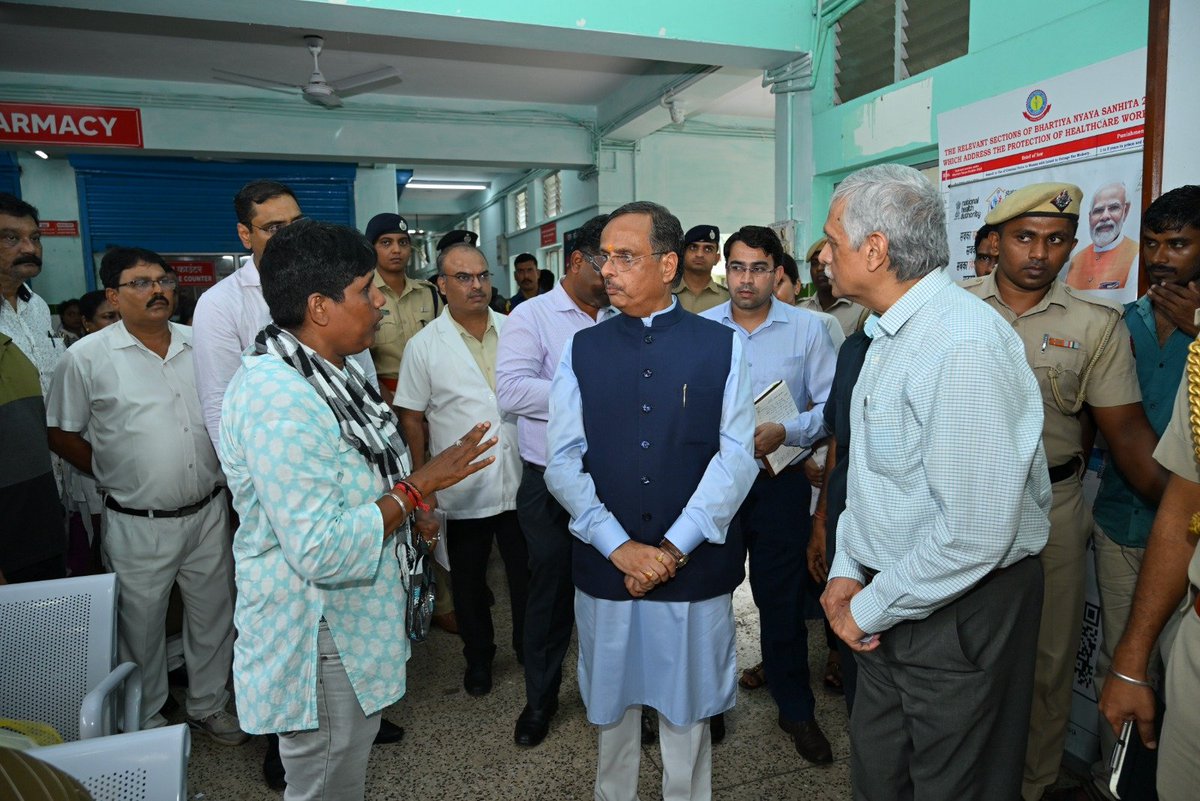 MediaRN_ANI's tweet photo. माननीय उपराज्यपाल डॉ. दिनेश शर्मा जी ने आज जी.बी. पंत अस्पताल, श्री विजयपुरम का दौरा कर चिकित्सा सुविधाओं, व्यवस्थाओं एवं अन्य प्रबंधों की समीक्षा की। इस दौरान ओ.पी.डी. में उपस्थित मरीजों से मुलाकात कर उनके द्वारा बताई गई असुविधाओं एवं कठिनाइयों की समीक्षा की। फार्मेसी काउंटर का भी निरीक्षण किया, रोज़मर्रा में उपयोग होने वाली आवश्यक दवाओं का पर्याप्त स्टॉक रखने के निर्देश दिए, ताकि मरीजों को दवाओं के लिए बाहरी बाजार पर निर्भर न रहना पड़े। साथ ही, मरीजों को सस्ती एवं आवश्यक दवाएं उपलब्ध कराने के उद्देश्य से जन औषधि केंद्र को शीघ्र पुनः क्रियाशील करने तथा इसके नियमित और प्रभावी संचालन को सुनिश्चित करने को कहा ।

इस अवसर पर आयुक्त सह सचिव श्री सचिन शिंदे जी, सचिव श्रीमती वंदना राव जी, जिला उपायुक्त श्रीमती पल्लवी सरकार जी, संयुक्त सचिव श्री निलेश जी,  निदेशक स्वास्थ्य सेवा डॉक्टर सिद्धा राजू जी, निदेशक एनिम्स डॉo मुकेश त्रिपाठी जी एवं वरिष्ठ चिकित्साकगण उपस्थित रहे।

@VPIndia @PMOIndia @HMOIndia @MoHFW_INDIA @moayush @MinOfCooperatn @MinofCulture @tourismgoi @LG_ANI_DrDinesh @MoRD_GoI @PibHomeAffairs @PIB_India