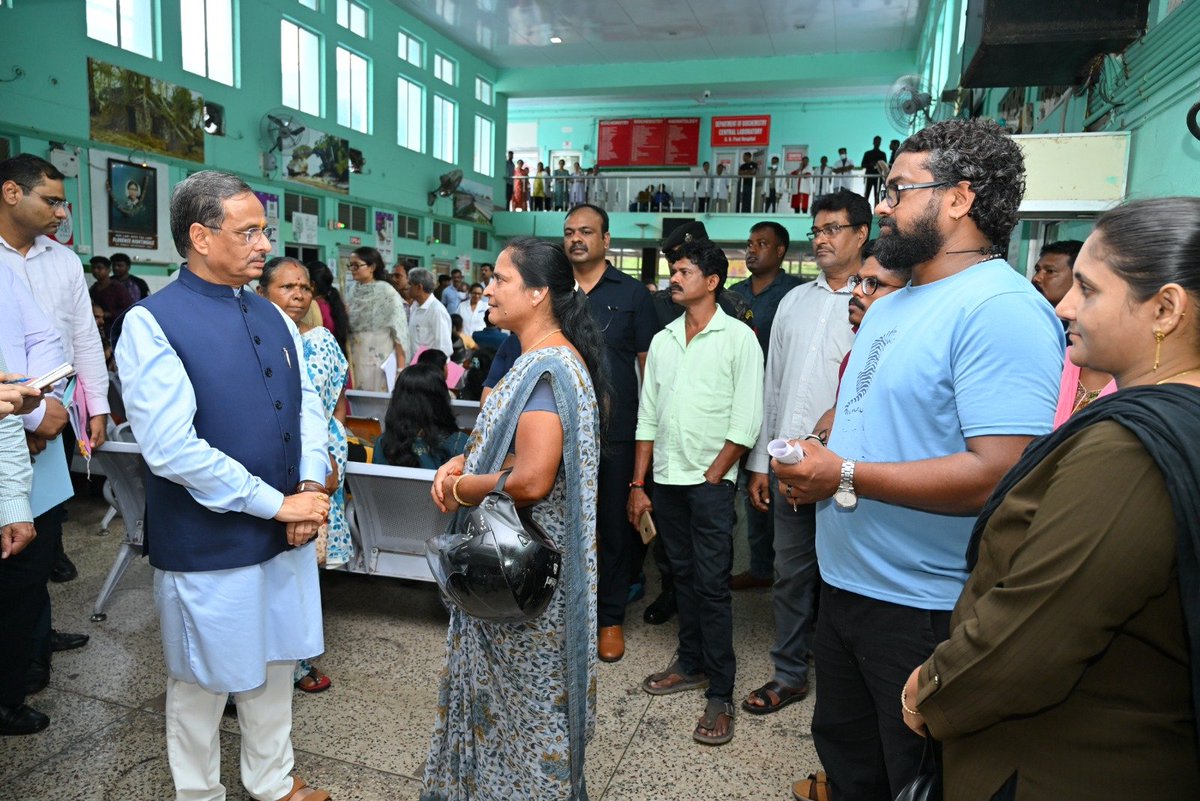 MediaRN_ANI's tweet photo. माननीय उपराज्यपाल डॉ. दिनेश शर्मा जी ने आज जी.बी. पंत अस्पताल, श्री विजयपुरम का दौरा कर चिकित्सा सुविधाओं, व्यवस्थाओं एवं अन्य प्रबंधों की समीक्षा की। इस दौरान ओ.पी.डी. में उपस्थित मरीजों से मुलाकात कर उनके द्वारा बताई गई असुविधाओं एवं कठिनाइयों की समीक्षा की। फार्मेसी काउंटर का भी निरीक्षण किया, रोज़मर्रा में उपयोग होने वाली आवश्यक दवाओं का पर्याप्त स्टॉक रखने के निर्देश दिए, ताकि मरीजों को दवाओं के लिए बाहरी बाजार पर निर्भर न रहना पड़े। साथ ही, मरीजों को सस्ती एवं आवश्यक दवाएं उपलब्ध कराने के उद्देश्य से जन औषधि केंद्र को शीघ्र पुनः क्रियाशील करने तथा इसके नियमित और प्रभावी संचालन को सुनिश्चित करने को कहा ।

इस अवसर पर आयुक्त सह सचिव श्री सचिन शिंदे जी, सचिव श्रीमती वंदना राव जी, जिला उपायुक्त श्रीमती पल्लवी सरकार जी, संयुक्त सचिव श्री निलेश जी,  निदेशक स्वास्थ्य सेवा डॉक्टर सिद्धा राजू जी, निदेशक एनिम्स डॉo मुकेश त्रिपाठी जी एवं वरिष्ठ चिकित्साकगण उपस्थित रहे।

@VPIndia @PMOIndia @HMOIndia @MoHFW_INDIA @moayush @MinOfCooperatn @MinofCulture @tourismgoi @LG_ANI_DrDinesh @MoRD_GoI @PibHomeAffairs @PIB_India