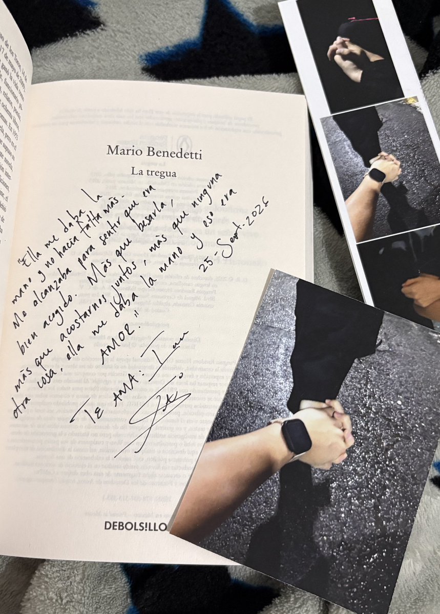 nadia__ram's tweet photo. me regaló otro libro y el separador son fotos de nosotros tomándonos de la mano 😓💗 https://t.co/Jo57yc4NHq