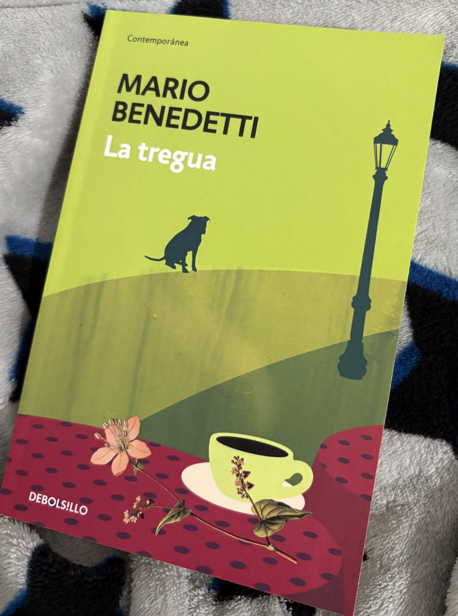 nadia__ram's tweet photo. me regaló otro libro y el separador son fotos de nosotros tomándonos de la mano 😓💗 https://t.co/Jo57yc4NHq