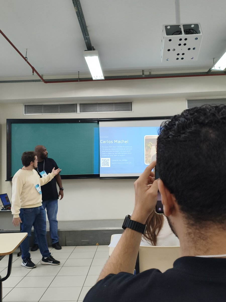 VanioJr26's tweet photo. Pqp eu amo ambiente de universidade, assitir aula presencialmente... Nasci para ser um eterno universitário mesmo https://t.co/KJQiXfyyGv