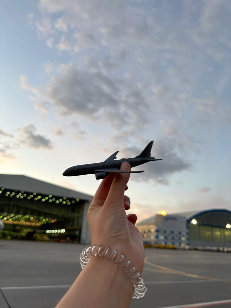Merjemamar4zy's tweet photo. Aviation nije samo posao, to je stil života i san koji živim svaki dan. Sljedeća destinacija čeka, spremni za polijetanje! ✈️🌅🌤️
#FlightAttendant #CabinCrew #ReadyForTakeoff #AirportVibes #AviationDaily #SkyIsTheLimit #FlyWithMe https://t.co/QXHfsvSnHl