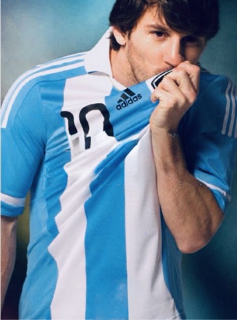 WeAreMessi's tweet photo. Having a full-blown crisis after seeing these two photos of Leo Messi. 😭🇦🇷 My heart cannot handle this era coming to an end. 💔 https://t.co/xgAFBm7pqy