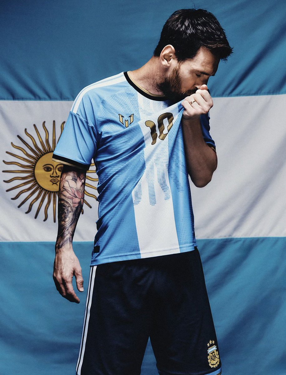 WeAreMessi's tweet photo. Having a full-blown crisis after seeing these two photos of Leo Messi. 😭🇦🇷 My heart cannot handle this era coming to an end. 💔 https://t.co/xgAFBm7pqy