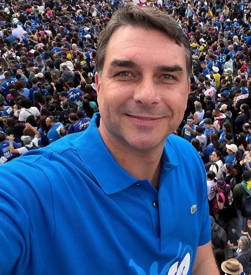 PortalBabados's tweet photo. 🚨GENTE?! Após decisão do Governo Lula de Proibir Bets, vários influenciadores se revoltam e declaram voto em Flávio Bolsonaro 😳 https://t.co/3zVfAflLZW
