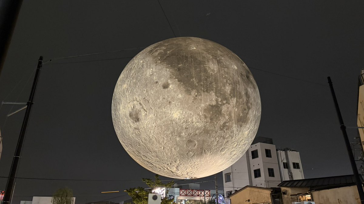 urym_u's tweet photo. ちょうど今下北沢で大きな月が見れます🌙
#moonartnight https://t.co/PcQrVUoc8o
