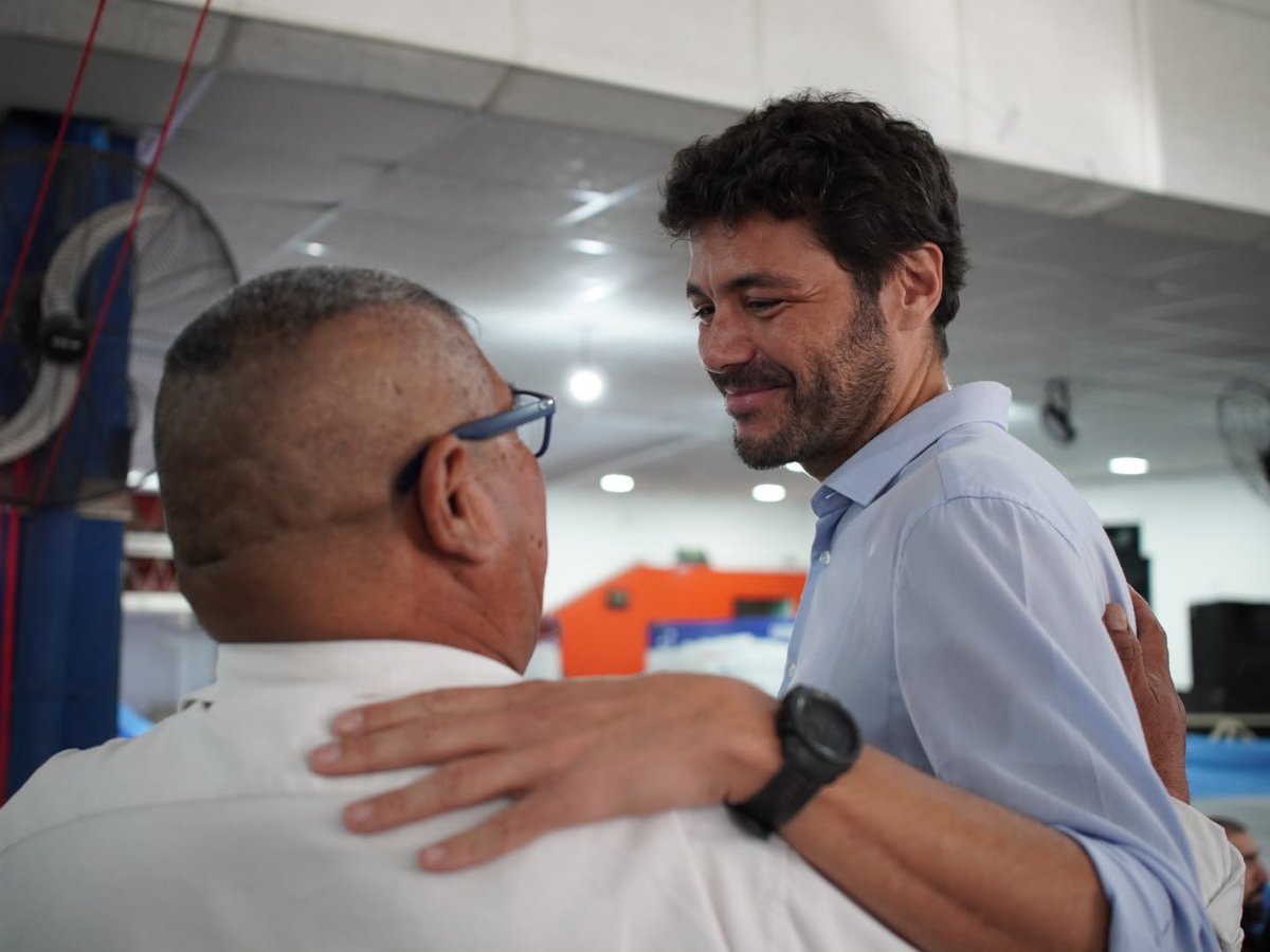 juanmonteverde's tweet photo. Arrancando el cuarto Monteverde Te Escucha. Hoy en el Oeste. La propuesta es la misma que vamos a llevar a los seis distritos de Rosario: que la gente hable, y que la política escuche. https://t.co/AjvvcVovM1