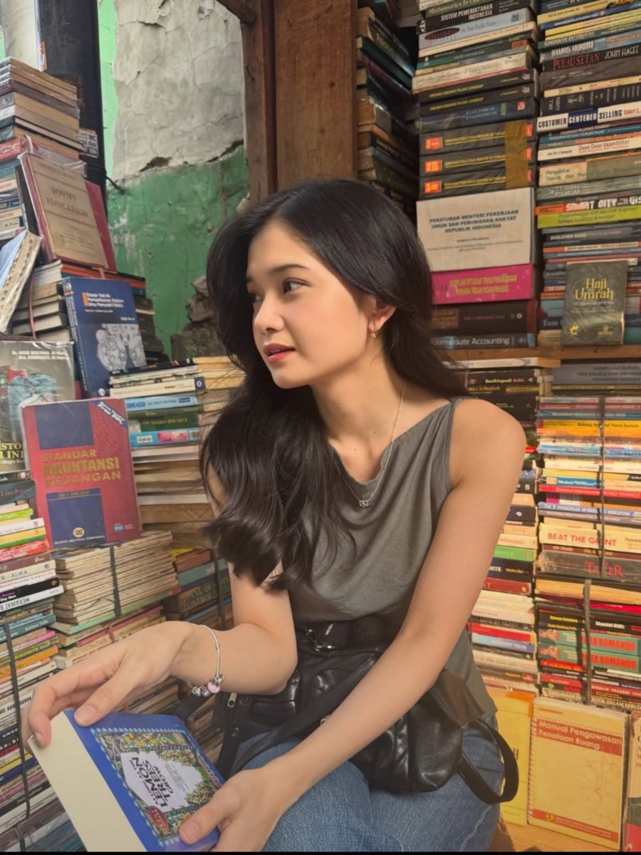 Oldschools_'s tweet photo. Buku yg dipegang kak Indah (@C_IndahJKT48): Novel As Long as the Lemon Trees Grow - Zoulfa Katouh πβ¨
Novel berlatar revolusi Suriah yang menguras emosi! Mengangkat kisah perjuangan, harapan, trauma, dan cinta di tengah konflik yang berat ππ€
#Os48 #IndahJKT48 https://t.co/Suhj1pzmKm