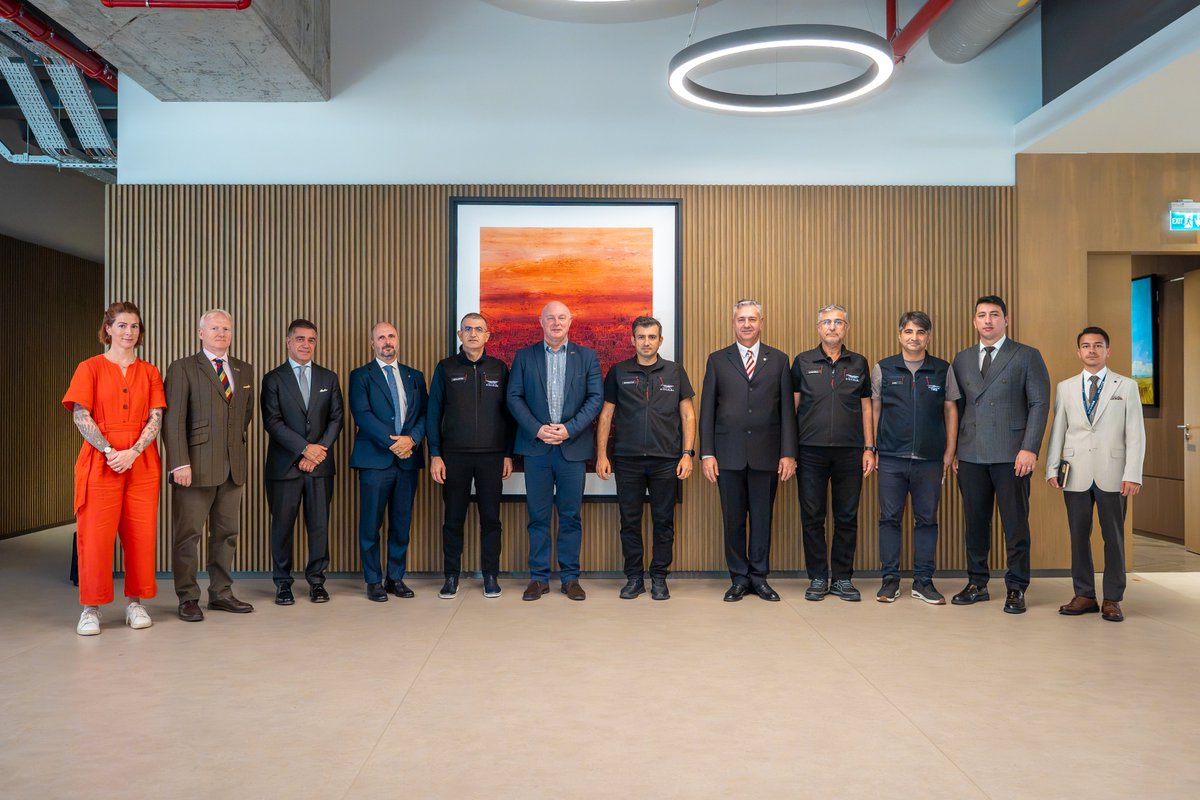 BaykarTech's tweet photo. Birleşik Krallık Hava Kuvvetleri Komutanı Orgeneral Sör Harv Smyth ve beraberindeki heyet, Özdemir Bayraktar Milli Teknoloji Merkezi'ni ziyaret ettiler.

Kendilerini ağırlamaktan memnuniyet duyduk. 🇹🇷🇬🇧

Air Chief Marshal Sir Harv Smyth, Chief of the Air Staff of the United Kingdom, and his accompanying delegation visited the Özdemir Bayraktar National Technology Center.

It was a pleasure to host them. 🇹🇷🇬����