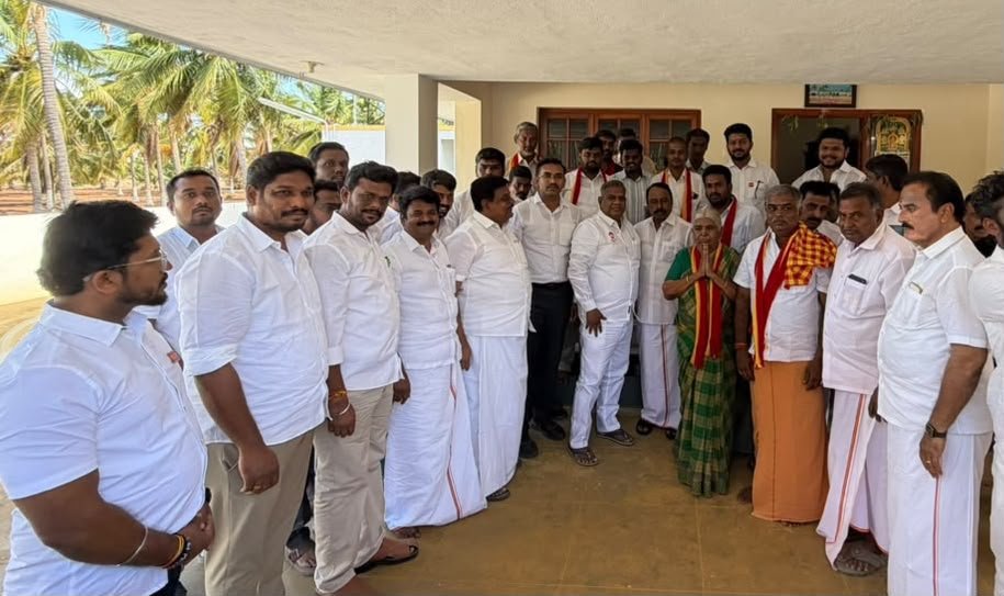 raja145091's tweet photo. மாண்புமிகு தமிழக வெற்றிக் கழகத் தலைவர், தமிழ்நாடு முதலமைச்சர் அவர்களின் வாழ்��்துக்களுடன்,

இன்று (26.09.2026) சன��க்கிழமை, 

மாண்புமிகு தமிழக வெற்றிக் கழக பொதுச்செயலாளர், ஊரக வளர்ச்சி மற்றும் நீர்வளத்துறை அமைச்சர் திரு.N. ஆனந்த், MLA அவர்கள் முன்னிலையில், தாராபுரம் தொகுதியில் திமுக மற்றும் அதிமுக கட்சிகளை சேர்ந்த 100க்கும் மேற்பட்டோர் தங்களை தமிழக வெற்றிக் கழகத்தில் இணைத்துக் கொண்டனர். மேலும் வரவிருக்கும் இடைத்தேர்தலில் மதசார்பற்ற சமூகநீதி வெற்றி கூட்டணி சார்பில் தாராபுரம் தொகுதியில் போட���டியிடும் வேட்பாளர் திருமதி பி. சத்தியபாமா அவர்களை வெற்றி பெற உழைப்போம் என்று தெரிவித்தனர்.

இந்நிகழ்வில் மாண்புமிகு மருத்துவம் மற்றும் மக்கள் நல்வாழ்வுத் துறை அமைச்சர் டாக்டர் K.G. அருண்ராஜ் அவர்கள், மாண்புமிகு வருவாய் மற்றும் பேரிடர் மேலாண்மைத் துறை அமைச்சர் திரு. கே.ஏ. செங்கோட்டையன் அவர்கள், மாண்புமிகு இயற்கை வளங்கள் துறை அமைச்சர் டாக்டர் டிகே.பிரபு அவர்கள், மாண்புமிகு தொழிலாளர் நலன் மற்றும் திறன் மேம்பாட்டு துறை அமைச்சர் திரு.ஜா.முகமது பர்வேஸ் அவர்கள், மாண்புமிகு பல்லடம் சட்டமன்ற உறுப்பினர் திரு. கே.ராம்குமார் அவர்கள், புதுக்கோட்டை மாவட்ட அமைப்புச் செயலர் திரு.C. விஜயபாஸ்கர் அவர்கள், கழக துணைப் ப��துச்செயலாளர் திரு. உடுமலை K. ராதாகிருஷ்ணன் அவர்கள், பல்வேறு மாவட்டச் செயலாளர்கள் மற்றும் கழகத் தோழர்கள் உடன் இருந்தனர்.