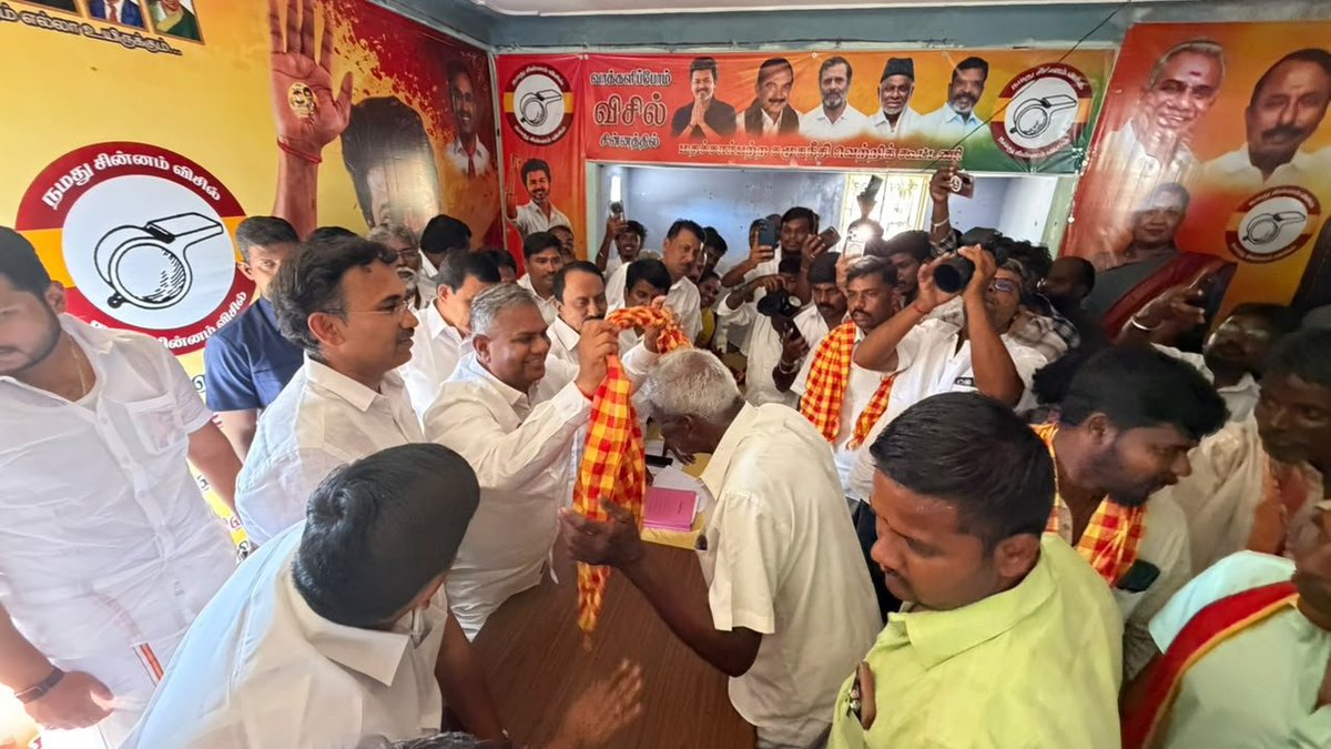 raja145091's tweet photo. மாண்புமிகு தமிழக வெற்றிக் கழகத் தலைவர், தமிழ்நாடு முதலமைச்சர் அவர்களின் வாழ்��்துக்களுடன்,

இன்று (26.09.2026) சன��க்கிழமை, 

மாண்புமிகு தமிழக வெற்றிக் கழக பொதுச்செயலாளர், ஊரக வளர்ச்சி மற்றும் நீர்வளத்துறை அமைச்சர் திரு.N. ஆனந்த், MLA அவர்கள் முன்னிலையில், தாராபுரம் தொகுதியில் திமுக மற்றும் அதிமுக கட்சிகளை சேர்ந்த 100க்கும் மேற்பட்டோர் தங்களை தமிழக வெற்றிக் கழகத்தில் இணைத்துக் கொண்டனர். மேலும் வரவிருக்கும் இடைத்தேர்தலில் மதசார்பற்ற சமூகநீதி வெற்றி கூட்டணி சார்பில் தாராபுரம் தொகுதியில் போட���டியிடும் வேட்பாளர் திருமதி பி. சத்தியபாமா அவர்களை வெற்றி பெற உழைப்போம் என்று தெரிவித்தனர்.

இந்நிகழ்வில் மாண்புமிகு மருத்துவம் மற்றும் மக்கள் நல்வாழ்வுத் துறை அமைச்சர் டாக்டர் K.G. அருண்ராஜ் அவர்கள், மாண்புமிகு வருவாய் மற்றும் பேரிடர் மேலாண்மைத் துறை அமைச்சர் திரு. கே.ஏ. செங்கோட்டையன் அவர்கள், மாண்புமிகு இயற்கை வளங்கள் துறை அமைச்சர் டாக்டர் டிகே.பிரபு அவர்கள், மாண்புமிகு தொழிலாளர் நலன் மற்றும் திறன் மேம்பாட்டு துறை அமைச்சர் திரு.ஜா.முகமது பர்வேஸ் அவர்கள், மாண்புமிகு பல்லடம் சட்டமன்ற உறுப்பினர் திரு. கே.ராம்குமார் அவர்கள், புதுக்கோட்டை மாவட்ட அமைப்புச் செயலர் திரு.C. விஜயபாஸ்கர் அவர்கள், கழக துணைப் ப��துச்செயலாளர் திரு. உடுமலை K. ராதாகிருஷ்ணன் அவர்கள், பல்வேறு மாவட்டச் செயலாளர்கள் மற்றும் கழகத் தோழர்கள் உடன் இருந்தனர்.