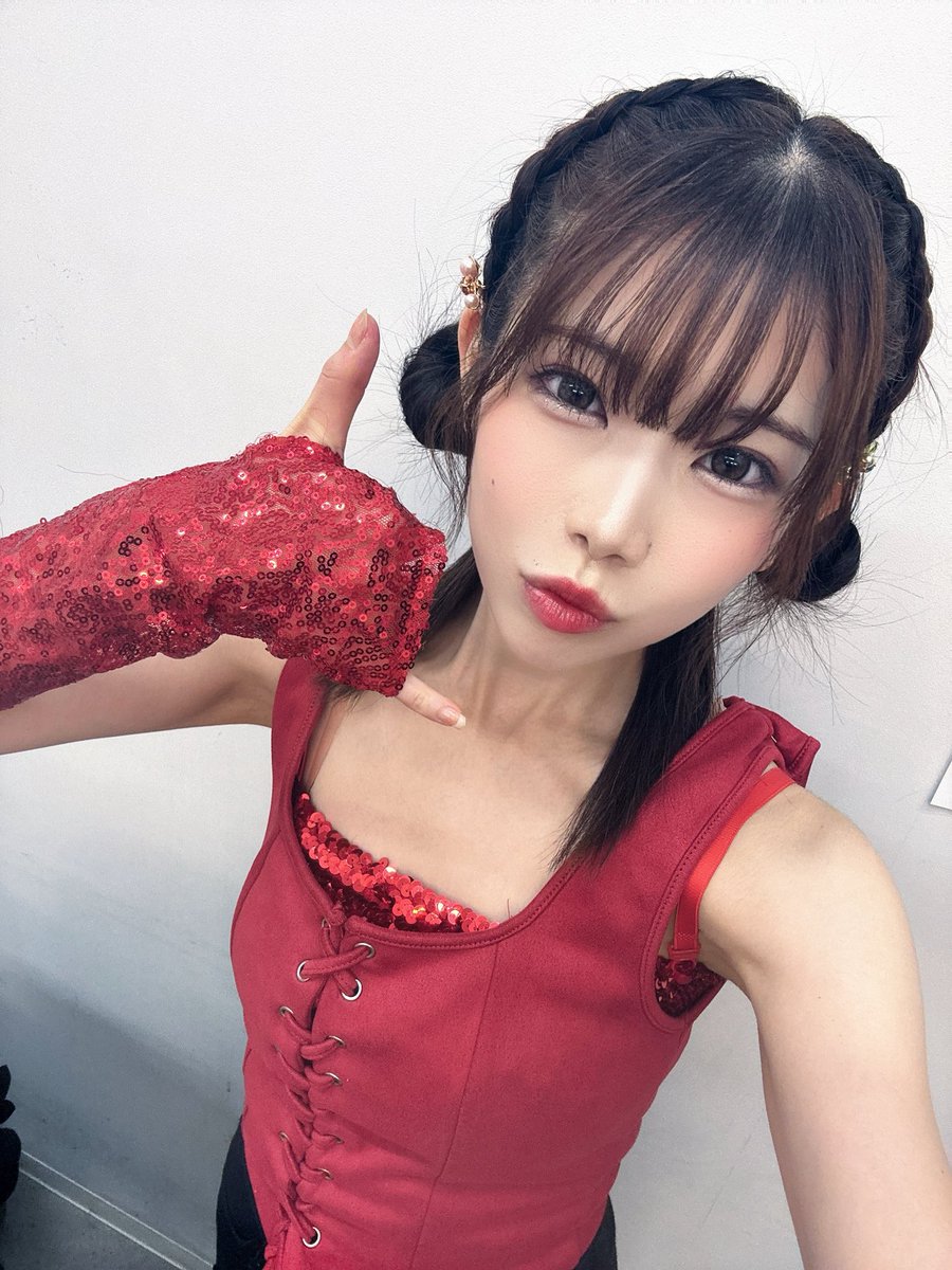 haruka_owathem's tweet photo. 【カフェレボ！ in akihabara -NIGHT-】出演させていただきました💐
#終末のアンセム むらさき色のはるかです！

りおんちゃんプロデュースセトリ🤍
出番前りおんちゃんに背中叩いてもらって気合い入れしたんだけど、アチアチセトリでみんなと一緒に盛り上がれて最高に楽しかった😽
雨だし夜遅くだったけど待っててくれて、一緒に過ごしてくれてありがとう🥹気をつけて帰ってね