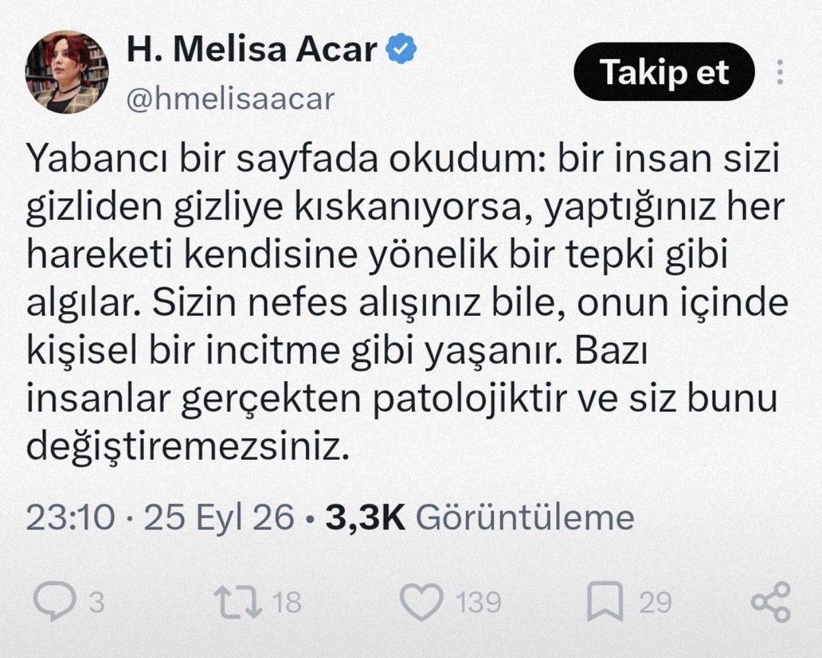PskDrSuatSoylu's tweet photo. Aşırı doz sosyal medya psikologları size şunları söyler:

“Biri sizi eleştiriyorsa kıskanıyordur. Size katılmıyorsa toksiktir. Mesafe koyuyorsa narsisttir. Başarınızı küçümsüyorsa travmalıdır. Yaptığınız bir şeye tepki veriyorsa zaten kendi yaralarını size yansıtıyordur.”

Ne kadar kullanışlı bir dünya, değil mi? Böylece insanın kendisine dönüp “Acaba ben saçmalamış olabilir miyim?” diye sormasına hiç gerek kalmaz. Her eleştiri kıskançlık, her anlaşmazlık toksiklik, her antipati patoloji… Siz ise bütün bu klinik vakaların ortasında yanlış anlaşılmış, ışığı fazla parlak geldiği için kıskanılan masum başrol oyuncususunuz.

Üstelik teşhis koymak için psikoloji eğitimi de gerekmiyor artık. Bir yabancı sayfadan üç cümle okuyup çevrenizdeki insanların ruhsal patolojilerini çözebilirsiniz.Belki de sosyal medya psikolojisinin en büyük başarısı budur: öz farkındalık öğretmek yerine egoyu bilimsel terimlerle rahatlatmak. Bazen biri sizi kıskanmıyordur.
Bazen narsist de değildir. Bazen “tetiklenmemiştir” de.Bazen gerçekten saçmalamışsınızdır.

Bir yerde okumadım benim kendi fikrim.