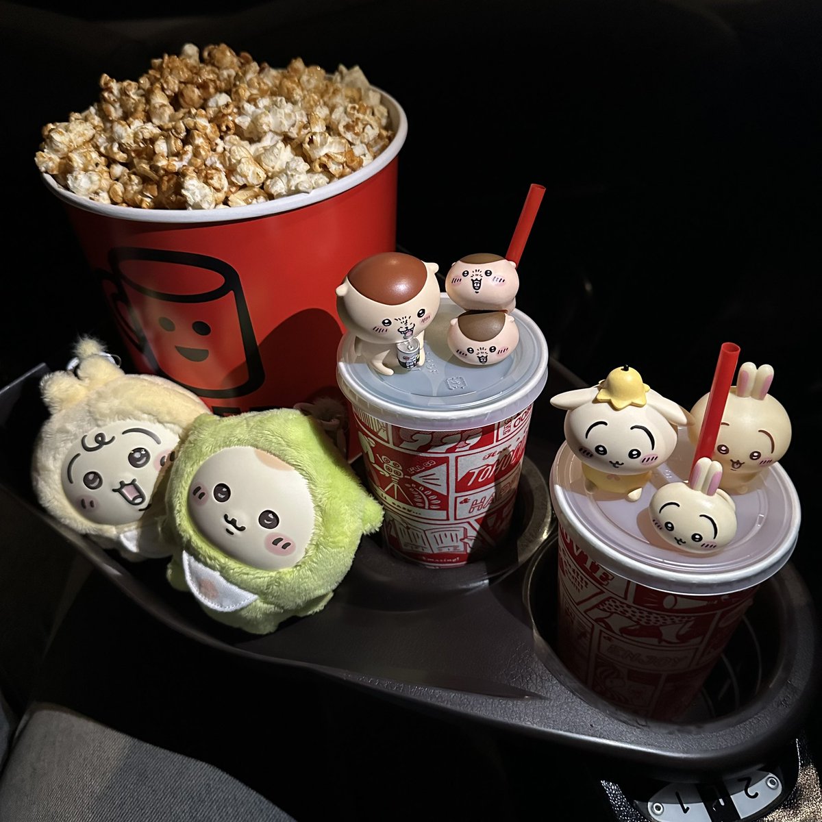 c07c02s07's tweet photo. 久しぶりのオタ活withおにぃ🌟

念願すぎるちいかわの映画!!
うさぎかわいすぎ👍🏻
栗まんじゅう先輩ほんまいいキャラしてるわw
リズム感のあるものたち最高でした👍🏻
#ちいかわ https://t.co/jyG6TGmUZh