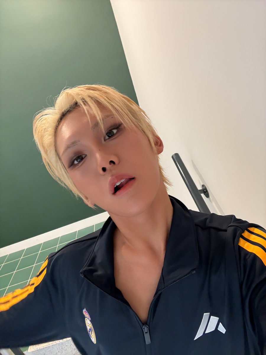 xlovarchive's tweet photo. 🐒 hyun on 🫧 (260926) 14h34

*photos*
this isn't the bed selfie you wanted from the live,,, but anyway, this first,,
heheheheheh,,,,,,,,
oh and,,, you who came at dawn yesterday,,,,,
i'm so sorry,,
even the ending was a bit,,,,,,um,,,,
but still, thank you for staying up, not doing other things, and chatting and playing with me and haru,,
🌝
but when i looked outside, the moon was so pretty~~~
the full moon rose soooo beautifully~~~~~
i almost took a photo of the moon and said "the moon rose as pretty as you ~~~" but i didn't post it because i thought you'd tell me to cut it.
how about it, did i do well?
oh wait, should i do it?
the sun is rising now, so i'll take one tonight,,,
give me another chance
🌝
ah, i love you

— "i love you" and what else?
🐒 be healthy.

— ..ah, kim jinhyung, i'm doing a detox and i miss you so much today
🐒 they say 48 hours is enough for a detox

that's usually how it is for me,

— hyunnie, if you see my message, can you send me a kiss? 🥺💋
🐒 💋,,,,,,,,,,,,,,?

— i regret missing the live last night 😭
🐒 okay,,,,,,that's a shame,,, ha,,,haha

— hyun-ah, let's run, i can't take it anymore
🐒 no but i really, really want to run too

— hyunnie, what's your favorite chuseok food?
🐒 zucchini jeon,,,,, everyone, once again i ask, please have a rich and abundant chuseok holiday with no indigestion and no stomachaches, where your body and heart feel warm just by staying still,,,,,,🙇‍♂️

and my one and only nephew born during the uxlxve promotions,,, uncle should be able to give you allowance in person,,,,,,, it's a shame

— hyun-ah, you can just send it, right?
🐒 right! we have bank transfers on our side!

— make me your nephew too
🐒 then i,,,,,can't be your noona, dongsaeng, hyung, unnie, oppa, or friend. um? for now, no.

— no, what kind of uncle is 25 years old!
🐒 i'm a late-born child,,

— ㅋㅋㅋㅋㅋㅋㅋㅋㅋㅋㅋ if they're not even one year old yet, the allowance belongs to the mom and dad ㅠㅠ
🐒 ah, that's why i can't give it so easily,,,,,,

"save it~ hand it over~" my mom used to say,,, no wait, now she's a grandmother,,,, time really just,,,, i hate it,,