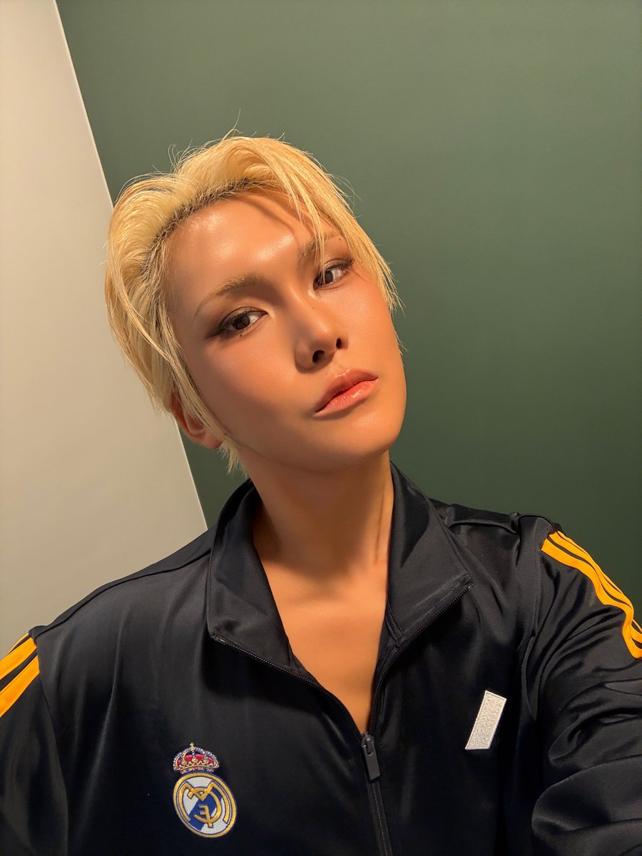 xlovarchive's tweet photo. 🐒 hyun on 🫧 (260926) 14h34

*photos*
this isn't the bed selfie you wanted from the live,,, but anyway, this first,,
heheheheheh,,,,,,,,
oh and,,, you who came at dawn yesterday,,,,,
i'm so sorry,,
even the ending was a bit,,,,,,um,,,,
but still, thank you for staying up, not doing other things, and chatting and playing with me and haru,,
🌝
but when i looked outside, the moon was so pretty~~~
the full moon rose soooo beautifully~~~~~
i almost took a photo of the moon and said "the moon rose as pretty as you ~~~" but i didn't post it because i thought you'd tell me to cut it.
how about it, did i do well?
oh wait, should i do it?
the sun is rising now, so i'll take one tonight,,,
give me another chance
🌝
ah, i love you

— "i love you" and what else?
🐒 be healthy.

— ..ah, kim jinhyung, i'm doing a detox and i miss you so much today
🐒 they say 48 hours is enough for a detox

that's usually how it is for me,

— hyunnie, if you see my message, can you send me a kiss? 🥺💋
🐒 💋,,,,,,,,,,,,,,?

— i regret missing the live last night 😭
🐒 okay,,,,,,that's a shame,,, ha,,,haha

— hyun-ah, let's run, i can't take it anymore
🐒 no but i really, really want to run too

— hyunnie, what's your favorite chuseok food?
🐒 zucchini jeon,,,,, everyone, once again i ask, please have a rich and abundant chuseok holiday with no indigestion and no stomachaches, where your body and heart feel warm just by staying still,,,,,,🙇‍♂️

and my one and only nephew born during the uxlxve promotions,,, uncle should be able to give you allowance in person,,,,,,, it's a shame

— hyun-ah, you can just send it, right?
🐒 right! we have bank transfers on our side!

— make me your nephew too
🐒 then i,,,,,can't be your noona, dongsaeng, hyung, unnie, oppa, or friend. um? for now, no.

— no, what kind of uncle is 25 years old!
🐒 i'm a late-born child,,

— ㅋㅋㅋㅋㅋㅋㅋㅋㅋㅋㅋ if they're not even one year old yet, the allowance belongs to the mom and dad ㅠㅠ
🐒 ah, that's why i can't give it so easily,,,,,,

"save it~ hand it over~" my mom used to say,,, no wait, now she's a grandmother,,,, time really just,,,, i hate it,,