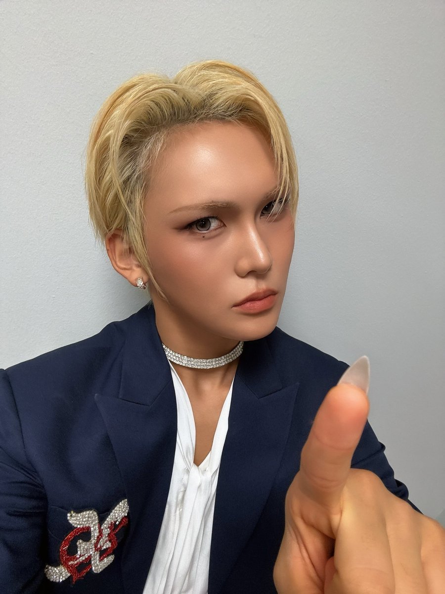 xlovarchive's tweet photo. 🐒 hyun on 🫧 (260926) 14h34

*photos*
this isn't the bed selfie you wanted from the live,,, but anyway, this first,,
heheheheheh,,,,,,,,
oh and,,, you who came at dawn yesterday,,,,,
i'm so sorry,,
even the ending was a bit,,,,,,um,,,,
but still, thank you for staying up, not doing other things, and chatting and playing with me and haru,,
🌝
but when i looked outside, the moon was so pretty~~~
the full moon rose soooo beautifully~~~~~
i almost took a photo of the moon and said "the moon rose as pretty as you ~~~" but i didn't post it because i thought you'd tell me to cut it.
how about it, did i do well?
oh wait, should i do it?
the sun is rising now, so i'll take one tonight,,,
give me another chance
🌝
ah, i love you

— "i love you" and what else?
🐒 be healthy.

— ..ah, kim jinhyung, i'm doing a detox and i miss you so much today
🐒 they say 48 hours is enough for a detox

that's usually how it is for me,

— hyunnie, if you see my message, can you send me a kiss? 🥺💋
🐒 💋,,,,,,,,,,,,,,?

— i regret missing the live last night 😭
🐒 okay,,,,,,that's a shame,,, ha,,,haha

— hyun-ah, let's run, i can't take it anymore
🐒 no but i really, really want to run too

— hyunnie, what's your favorite chuseok food?
🐒 zucchini jeon,,,,, everyone, once again i ask, please have a rich and abundant chuseok holiday with no indigestion and no stomachaches, where your body and heart feel warm just by staying still,,,,,,🙇‍♂️

and my one and only nephew born during the uxlxve promotions,,, uncle should be able to give you allowance in person,,,,,,, it's a shame

— hyun-ah, you can just send it, right?
🐒 right! we have bank transfers on our side!

— make me your nephew too
🐒 then i,,,,,can't be your noona, dongsaeng, hyung, unnie, oppa, or friend. um? for now, no.

— no, what kind of uncle is 25 years old!
🐒 i'm a late-born child,,

— ㅋㅋㅋㅋㅋㅋㅋㅋㅋㅋㅋ if they're not even one year old yet, the allowance belongs to the mom and dad ㅠㅠ
🐒 ah, that's why i can't give it so easily,,,,,,

"save it~ hand it over~" my mom used to say,,, no wait, now she's a grandmother,,,, time really just,,,, i hate it,,