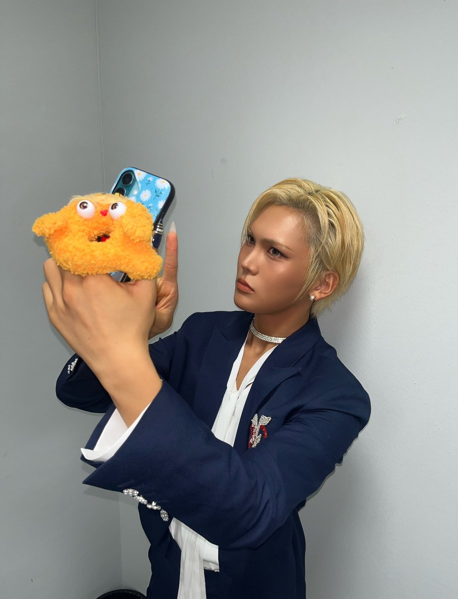 xlovarchive's tweet photo. 🐒 hyun on 🫧 (260926) 14h34

*photos*
this isn't the bed selfie you wanted from the live,,, but anyway, this first,,
heheheheheh,,,,,,,,
oh and,,, you who came at dawn yesterday,,,,,
i'm so sorry,,
even the ending was a bit,,,,,,um,,,,
but still, thank you for staying up, not doing other things, and chatting and playing with me and haru,,
🌝
but when i looked outside, the moon was so pretty~~~
the full moon rose soooo beautifully~~~~~
i almost took a photo of the moon and said "the moon rose as pretty as you ~~~" but i didn't post it because i thought you'd tell me to cut it.
how about it, did i do well?
oh wait, should i do it?
the sun is rising now, so i'll take one tonight,,,
give me another chance
🌝
ah, i love you

— "i love you" and what else?
🐒 be healthy.

— ..ah, kim jinhyung, i'm doing a detox and i miss you so much today
🐒 they say 48 hours is enough for a detox

that's usually how it is for me,

— hyunnie, if you see my message, can you send me a kiss? 🥺💋
🐒 💋,,,,,,,,,,,,,,?

— i regret missing the live last night 😭
🐒 okay,,,,,,that's a shame,,, ha,,,haha

— hyun-ah, let's run, i can't take it anymore
🐒 no but i really, really want to run too

— hyunnie, what's your favorite chuseok food?
🐒 zucchini jeon,,,,, everyone, once again i ask, please have a rich and abundant chuseok holiday with no indigestion and no stomachaches, where your body and heart feel warm just by staying still,,,,,,🙇‍♂️

and my one and only nephew born during the uxlxve promotions,,, uncle should be able to give you allowance in person,,,,,,, it's a shame

— hyun-ah, you can just send it, right?
🐒 right! we have bank transfers on our side!

— make me your nephew too
🐒 then i,,,,,can't be your noona, dongsaeng, hyung, unnie, oppa, or friend. um? for now, no.

— no, what kind of uncle is 25 years old!
🐒 i'm a late-born child,,

— ㅋㅋㅋㅋㅋㅋㅋㅋㅋㅋㅋ if they're not even one year old yet, the allowance belongs to the mom and dad ㅠㅠ
🐒 ah, that's why i can't give it so easily,,,,,,

"save it~ hand it over~" my mom used to say,,, no wait, now she's a grandmother,,,, time really just,,,, i hate it,,