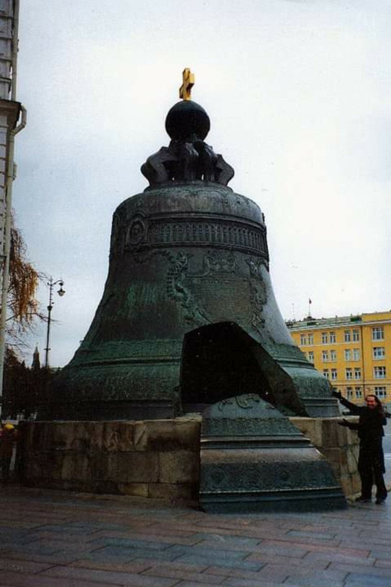 DaveMelton7's tweet photo. @janninereid1 Yes, I have been to 21 countries, and still want to see more.
 Here are pics from some of those countries.

1. The Pyramids at Giza, Egypt
2. Stonehenge in England
3. Arch de Triumph in Paris, France
4. The Tsar Bell inside The Kremlin in Moscow, Russia https://t.co/KAbfMcF37j