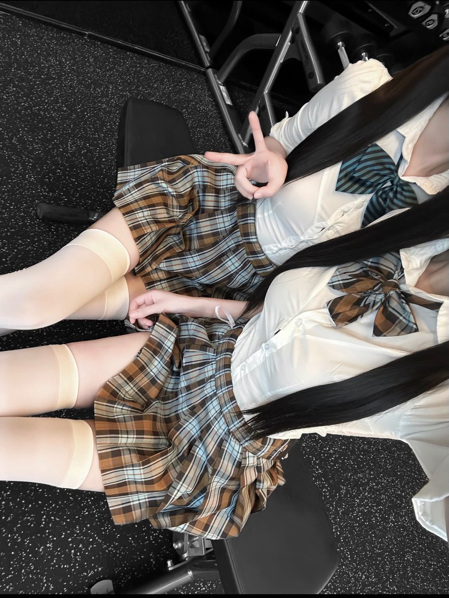 LacieWr60825132's tweet photo. 跟闺闺甜蜜双排

有人想锐评一下我和闺蜜的福嘛 🥹   

不要🚪赶紧看，我要删了… https://t.co/YKbCmD57zm