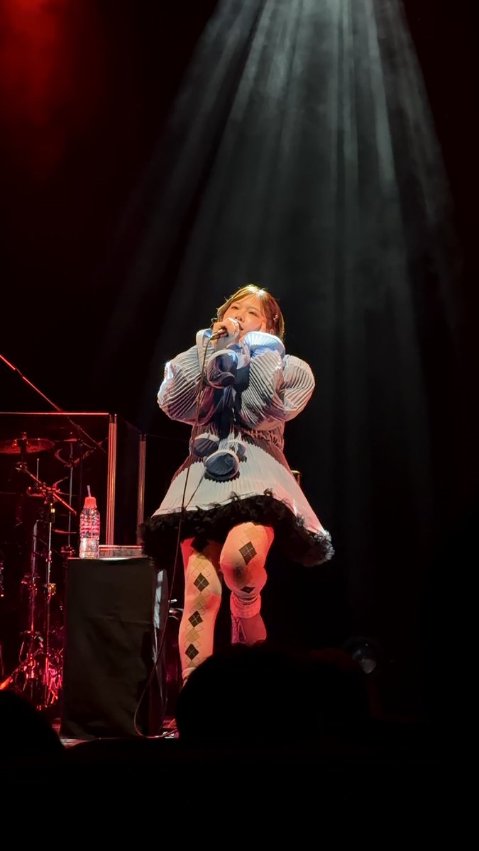 chr_cheese's tweet photo. 今日とて余韻ビタビタ🥲🥲
あすちゃんのバラード大好きなのよ、、
歌詞１つ１つにたくさんの想いを込めてくれるasmiが今日も大好きです🥹
#asmi https://t.co/O5wW0dlHki