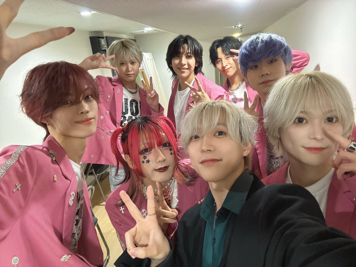 FORWAN_REN's tweet photo. YikeSさん主催の
〜FITY MI(Fake it,till you make it)〜
出演させていただきました！
ありがとうございました！

YikeSさんの世界観に負けないような
セトリを組んでもっていきました！
同じ血が流れてる(？)グループとこうやって対バンできて、コラボも出れて楽しかったですね！

たぶんピンク過多🩷 https://t.co/NOllFedCSc