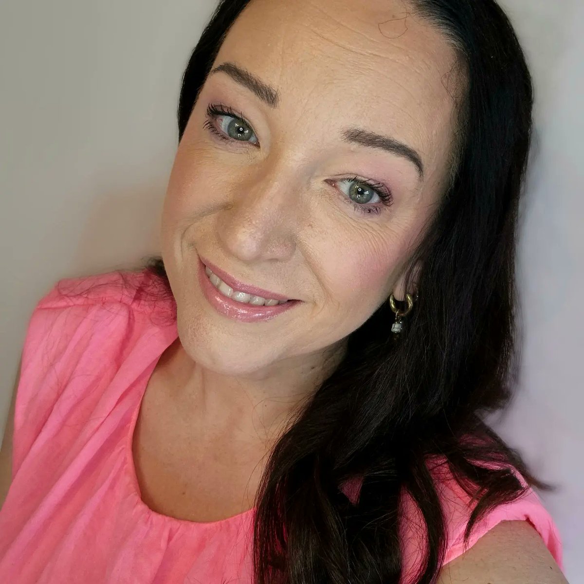 Bullet_heat's tweet photo. الوجه 
برايمر UV غير مرئي لمسام مثالية SPF 50 - Charlotte Tilbury 
كريم CC SPF 50 - Light Medium من IT Cosmetics 
كونسيلر Skin Radiant - 2 Fair من Charlotte Tilbury 
كريم برونزر سائل مطفي Sun Beam - Terracotta من Sheglam 
بلاشر سائل Color Bloom - https://t.co/Aa9ZzS22UF