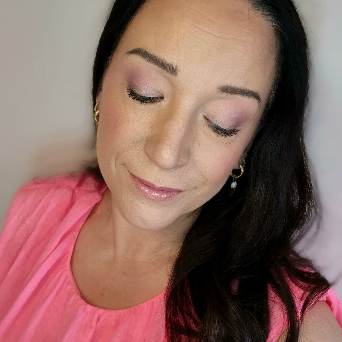 Bullet_heat's tweet photo. الوجه 
برايمر UV غير مرئي لمسام مثالية SPF 50 - Charlotte Tilbury 
كريم CC SPF 50 - Light Medium من IT Cosmetics 
كونسيلر Skin Radiant - 2 Fair من Charlotte Tilbury 
كريم برونزر سائل مطفي Sun Beam - Terracotta من Sheglam 
بلاشر سائل Color Bloom - https://t.co/Aa9ZzS22UF