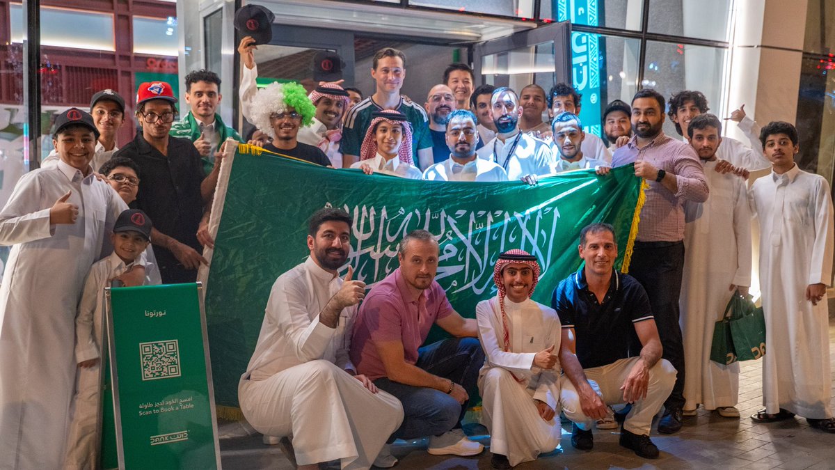 BenHarburg's tweet photo. عشت لحظات ومشاعر لا توصف مع اخواني السعوديين قبل امس الخميس، شاكر لكل من لبى الدعوة ودائما سأظل ممتنا لكل من حضر 💚

واليوم السبت التاسعة مساء يلعب منتخبنا مباراة مهمة امام عمان، ارغب أن نشاهدها سويا في مقهى (4T) 
[https://t.co/0gQLlR6qvA]

فضلا قبل قدومك قم بتعبئة النموذج في الرابط لمعرفة عدد القادمين وعدم إهدار أي نعمة 🙏
[https://t.co/Ecio4sAVD0]

حياكم الله وأشوفكم هناك 🇸🇦