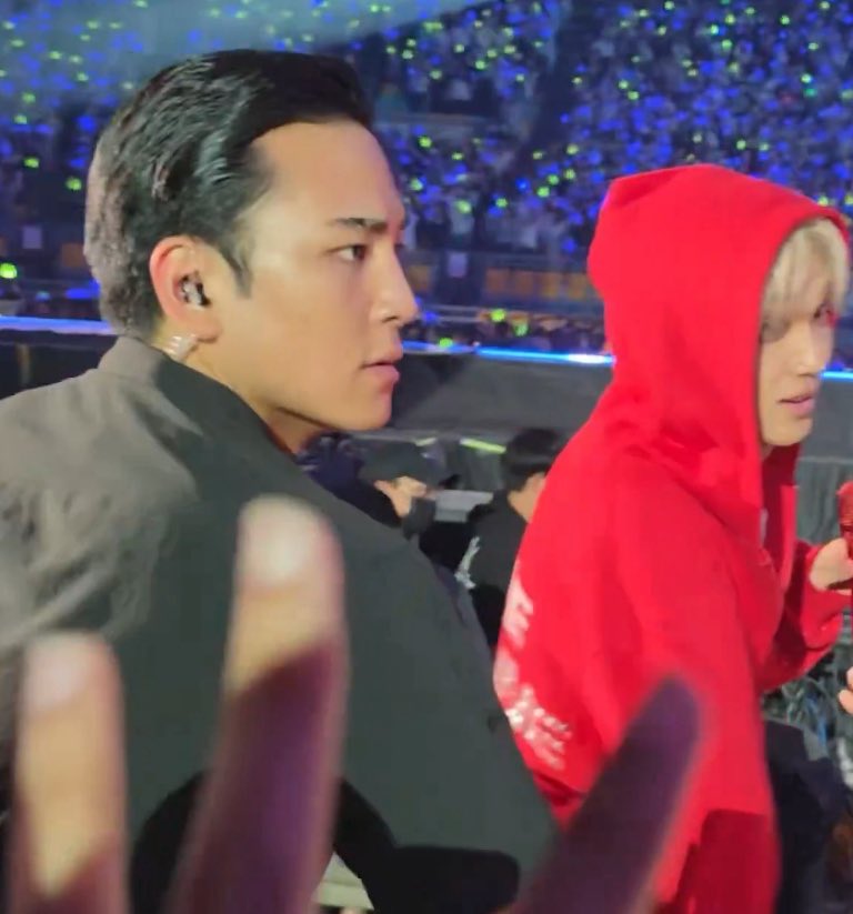renhaesx's tweet photo. whatthehelll??? wait what?? is he their bodyguard for when they’re in korea then?? oh mahae wtf…. https://t.co/9NqivEz3gi