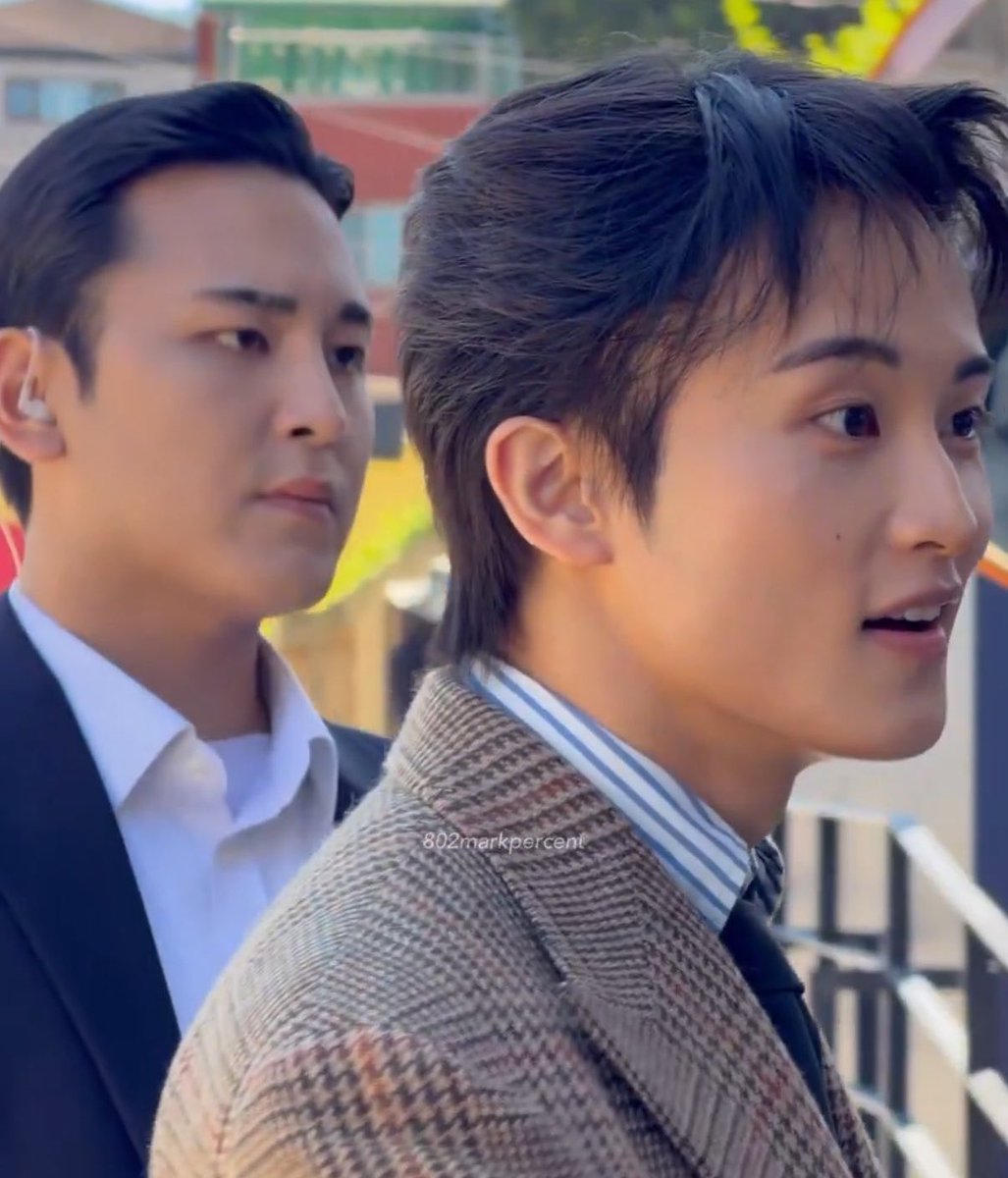 renhaesx's tweet photo. whatthehelll??? wait what?? is he their bodyguard for when they’re in korea then?? oh mahae wtf…. https://t.co/9NqivEz3gi