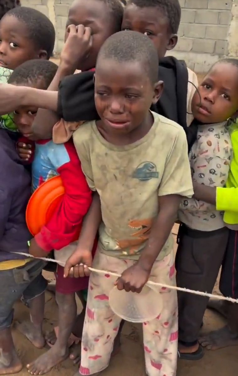 ros_sara2002's tweet photo. Children standing in a long line... holding empty plates, their eyes full of tears.
A child at the front, tears streaming down as he holds his empty plastic plate, as if silently asking the world: Why are we hungry?

Hunger knows no borders... and children's tears are a message that condemns the world's silence 💔