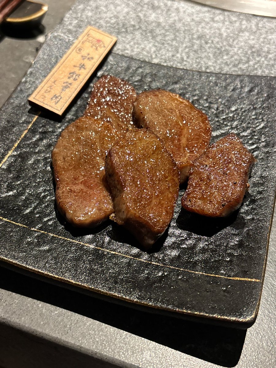 whereis11floor's tweet photo. 上吉燒肉的備品有夠貼心 直接90分起跳
第一次看到店家準備乾洗髮、去漬筆、生理食鹽、指緣油…

生牛肉 限量鉛筆肉 牛心管 都豪好ㄘ https://t.co/1dGeCGm8Ea