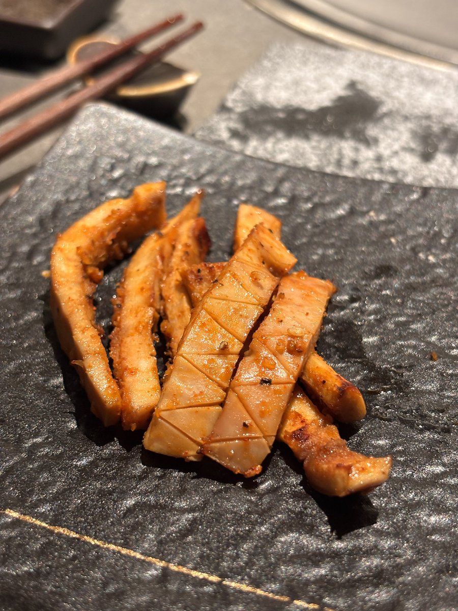 whereis11floor's tweet photo. 上吉燒肉的備品有夠貼心 直接90分起跳
第一次看到店家準備乾洗髮、去漬筆、生理食鹽、指緣油…

生牛肉 限量鉛筆肉 牛心管 都豪好ㄘ https://t.co/1dGeCGm8Ea