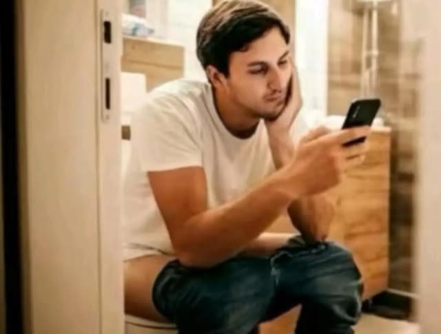 vanillikittyy's tweet photo. somebody rn after searching guy shitting with phone on pinterest while listening to sanity krush by le steaka then posting it on twitter https://t.co/gIquzTAjWG