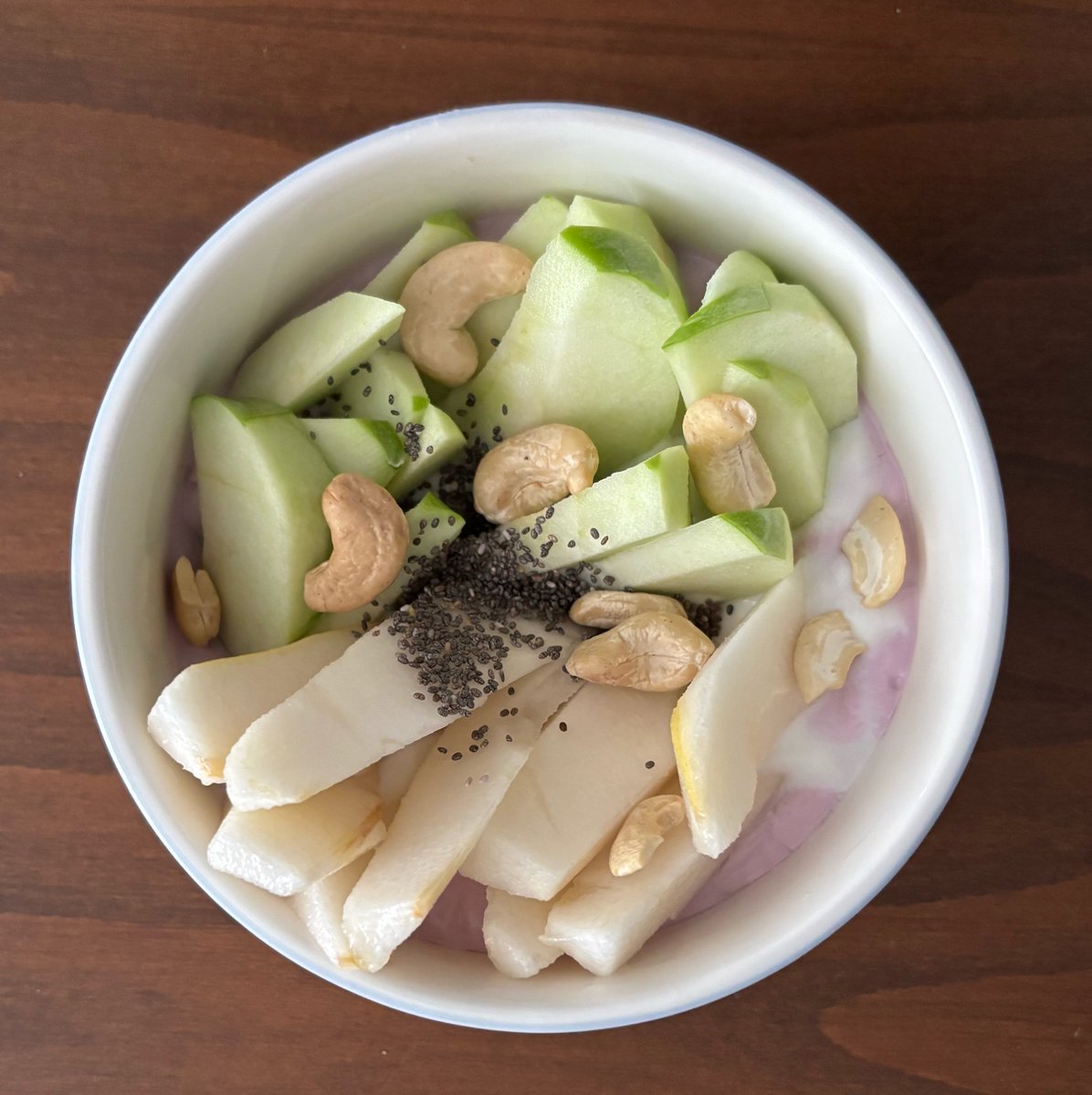 cherieibun's tweet photo. i knew i would get hungry im slowly getting used to breaking my fasts instead of continuing and binging the next day ehe 🥲 this fruit yoghurt bowl is 600 cals omad would be less if i put in less cashew nuts but im kinda obsessed w it lately lol https://t.co/LZDVYKvwAy