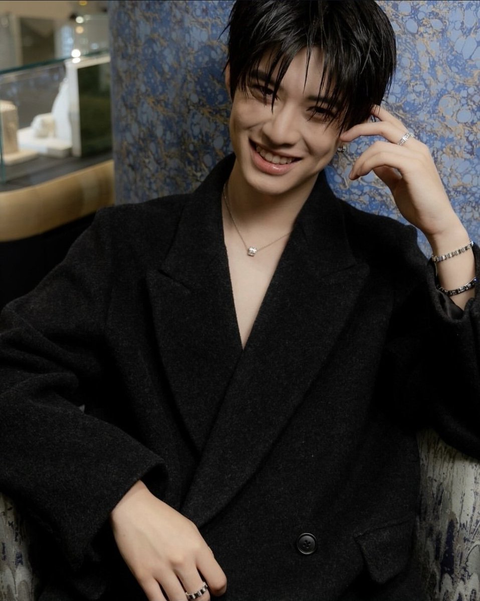 lumenwrdn's tweet photo. ─ ( ၴႅၴ
⠀in black mode after berubah jadi singa  sesaat.
⠀mau bilang terima kasih untuk purebloods dan
⠀demigods  yang   sudah  meramaikan  kegiatan
⠀grand opening ini  ─ saatnya menunggu anak-
⠀anak saya yang gemesin itu hehehe 🌞✨️💛 https://t.co/cFhRXhLdCj