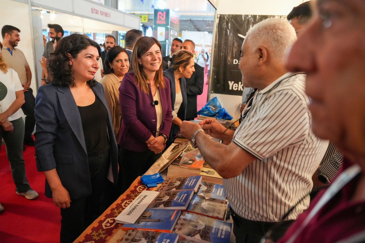 Halide_Turkoglu's tweet photo. 26 Eylül-4 Ekim tarihleri arasında ziyaretçilerini ağırlayacak olan Amed 10. Kitap Fuarı’nın açılışına katıldık.

Binbir çeşit kitapla, binbir renkli düşünceyle buluşmak için 4 Ekim’e kadar farklı dillerin, kimliklerin, kültürlerin, özgür düşüncenin ve umudun buluştuğu  Amed Kitap Fuarı’ndayız.