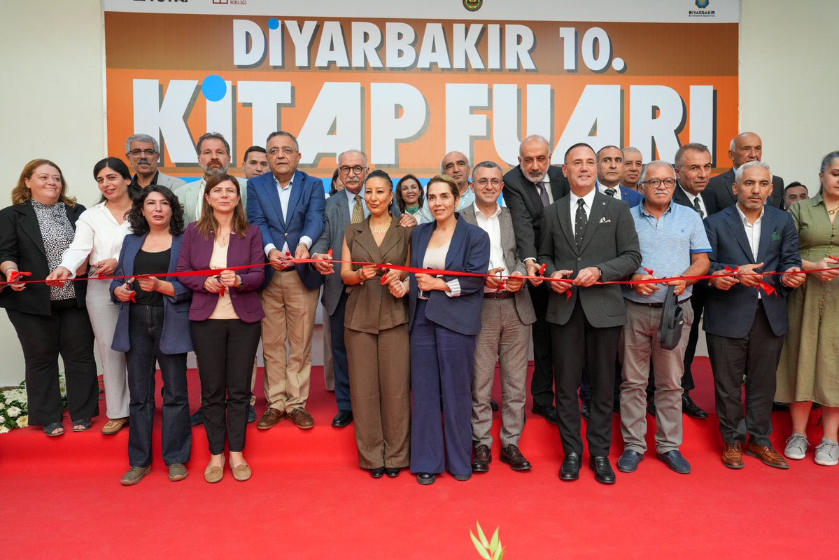 Halide_Turkoglu's tweet photo. 26 Eylül-4 Ekim tarihleri arasında ziyaretçilerini ağırlayacak olan Amed 10. Kitap Fuarı’nın açılışına katıldık.

Binbir çeşit kitapla, binbir renkli düşünceyle buluşmak için 4 Ekim’e kadar farklı dillerin, kimliklerin, kültürlerin, özgür düşüncenin ve umudun buluştuğu  Amed Kitap Fuarı’ndayız.
