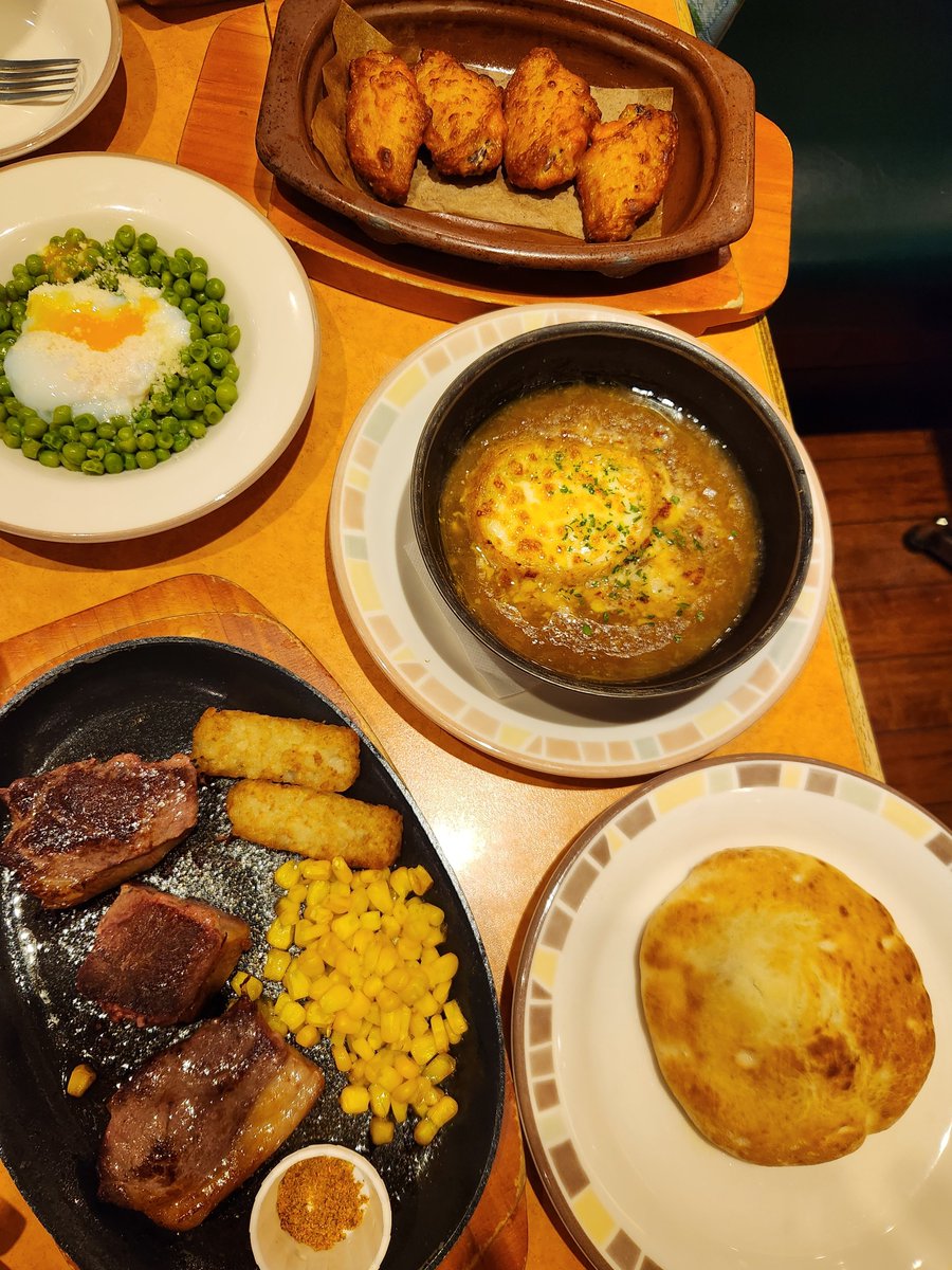 hitakatch's tweet photo. 夕飯。サイゼリヤ。昨日も今日も羊を食ってるな。青豆のサラダも玉ねぎのズッパも通常運行。白ワインのデカンタ500mlとともに。 https://t.co/XQbAJwJhCt