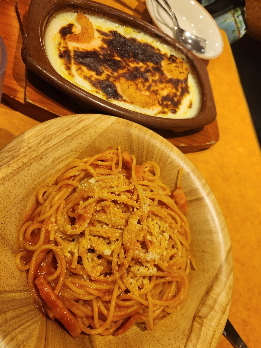 hitakatch's tweet photo. 夕飯。サイゼリヤ。昨日も今日も羊を食ってるな。青豆のサラダも玉ねぎのズッパも通常運行。白ワインのデカンタ500mlとともに。 https://t.co/XQbAJwJhCt