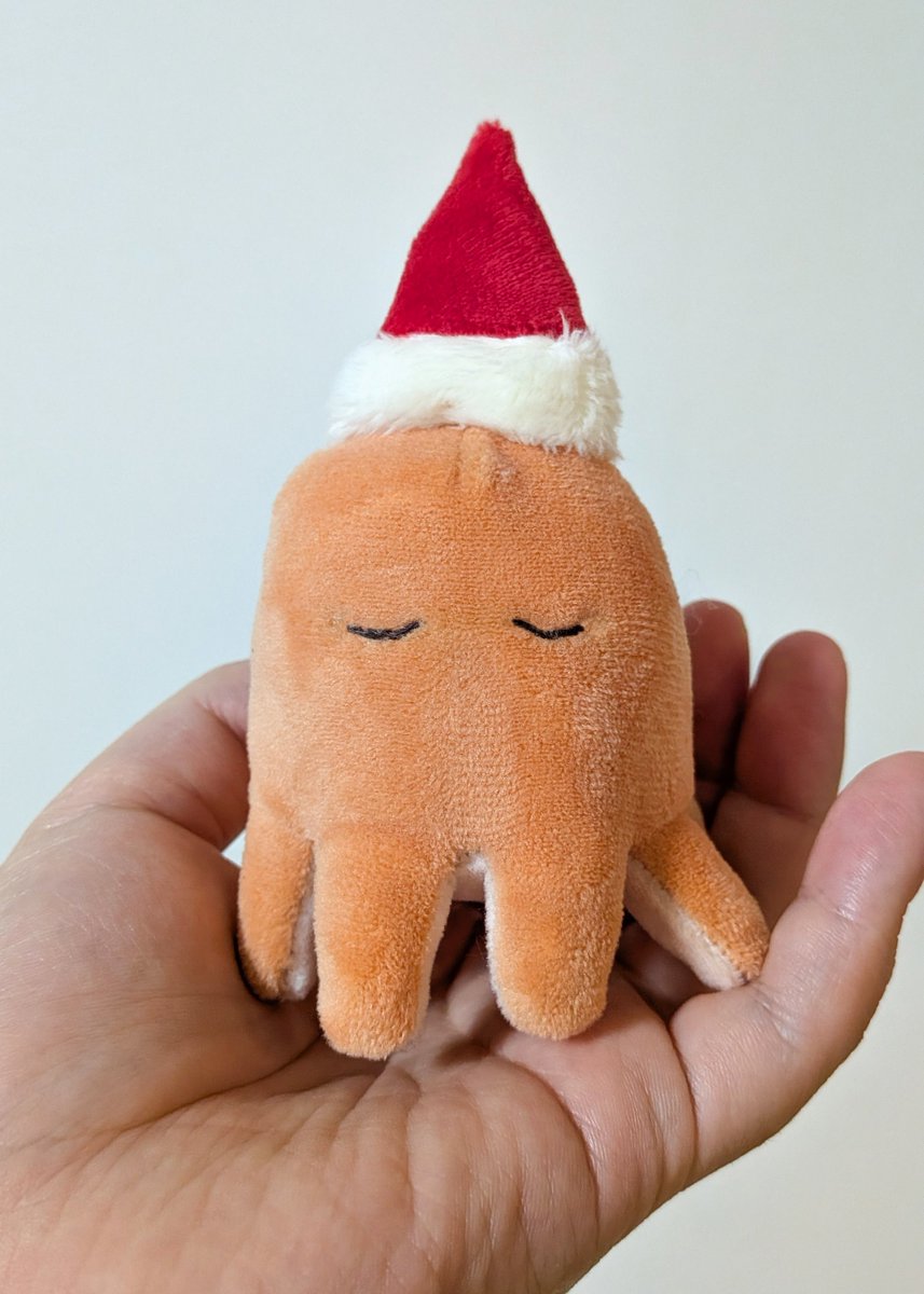 theobentos's tweet photo. クリスマスが待ち遠しいタコウィンナーのぬいぐるみ。「今年のプレゼントは何かなぁ…」って考えている。
8本足がこだわりポイント。口を付けるか悩むなぁ。
これと共にヘッドフォンをつけているタコウィンナーのぬいぐるみも出したい。チルな感じで音楽聴いてるの。 https://t.co/BP0Tz48nIr