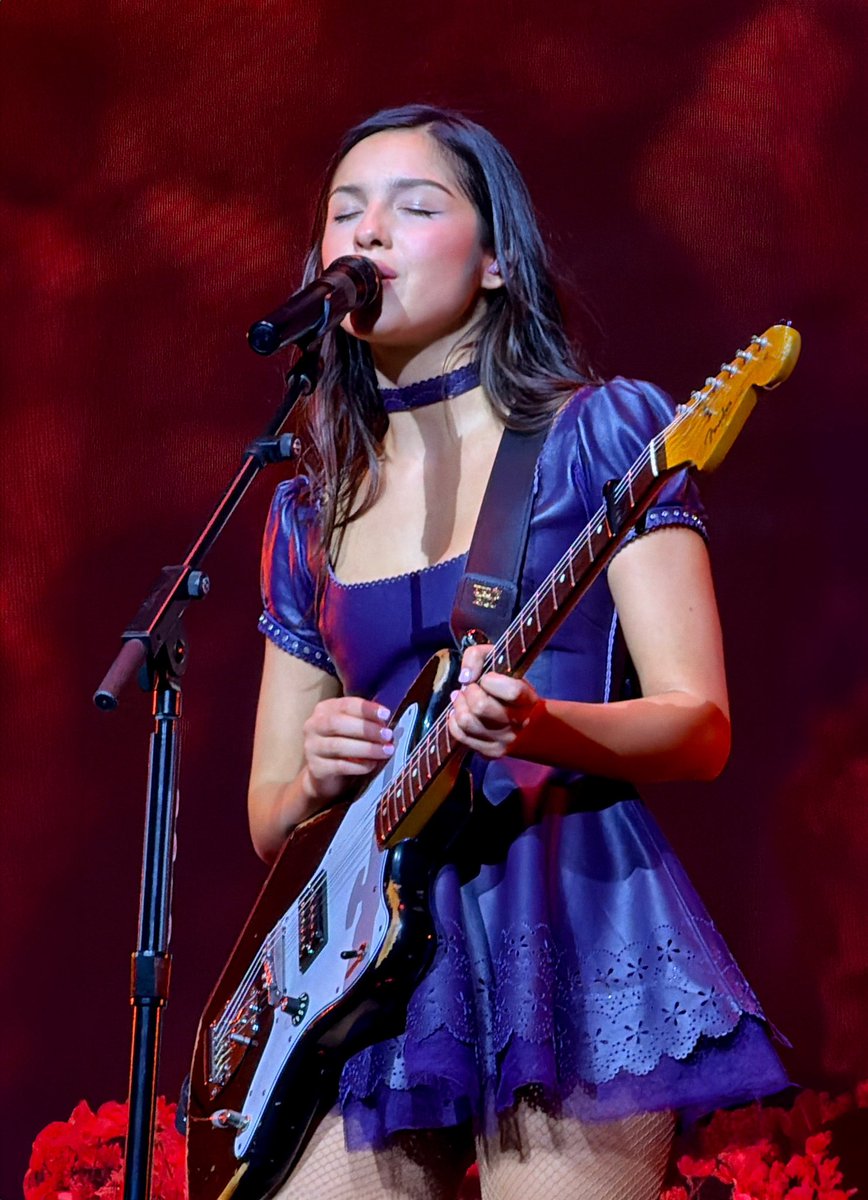 oliviarodrbr's tweet photo. Mais fotos de Olivia Rodrigo na The Unraveled Tour em Hartford, Connecticut. 💟 https://t.co/rIK4NRAII1