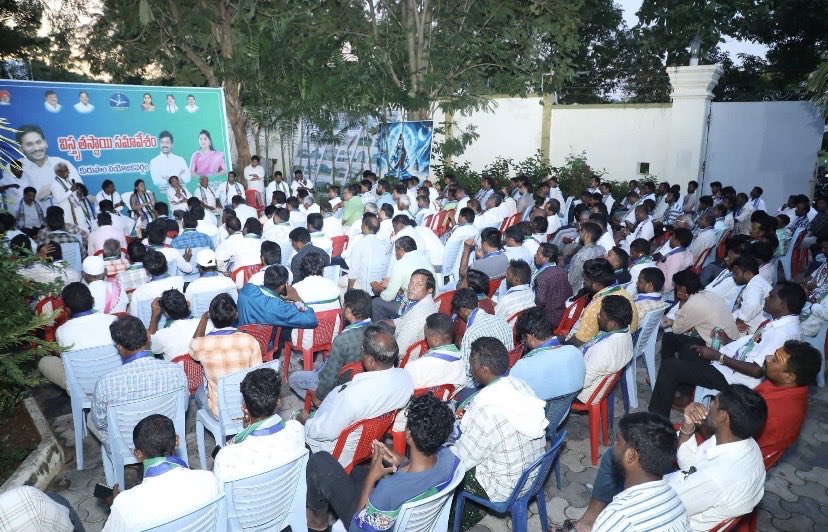 PushpaSreevani's tweet photo. **కొమరాడ మండలం వైఎస్ఆర్ కాంగ్రెస్ పార్టీ విస్తృత స్థాయి సమావేశం**
స్థానిక సంస్థల ఎన్నికలకు కార్యకర్తలను సంసిద్ధం చేస్తూ ఈరోజు కొమరాడ మండల వైఎస్ఆర్ కాంగ్రెస్ పార్టీ విస్తృత స్థాయి సమావేశం నిర్వహించడం జరిగింది. 
#YSRCongressParty https://t.co/mQCPGDvxB7