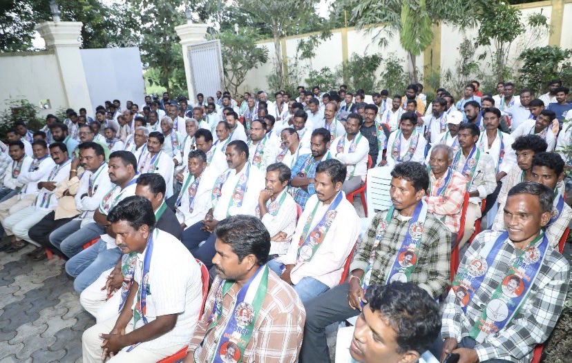 PushpaSreevani's tweet photo. **కొమరాడ మండలం వైఎస్ఆర్ కాంగ్రెస్ పార్టీ విస్తృత స్థాయి సమావేశం**
స్థానిక సంస్థల ఎన్నికలకు కార్యకర్తలను సంసిద్ధం చేస్తూ ఈరోజు కొమరాడ మండల వైఎస్ఆర్ కాంగ్రెస్ పార్టీ విస్తృత స్థాయి సమావేశం నిర్వహించడం జరిగింది. 
#YSRCongressParty https://t.co/mQCPGDvxB7