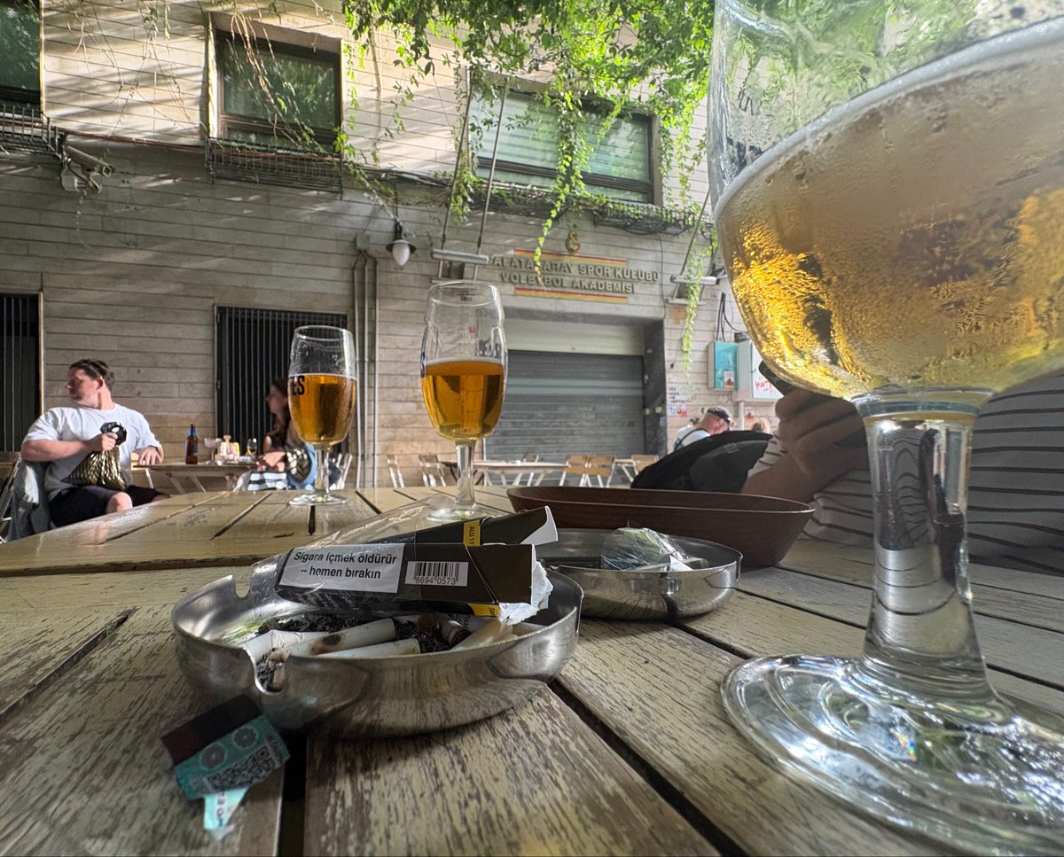 atosumsu's tweet photo. beyoğlu herhangi bir back street daydrinking ne dersiniz bu havayı değerlendirmek lazım https://t.co/N51SFJptno