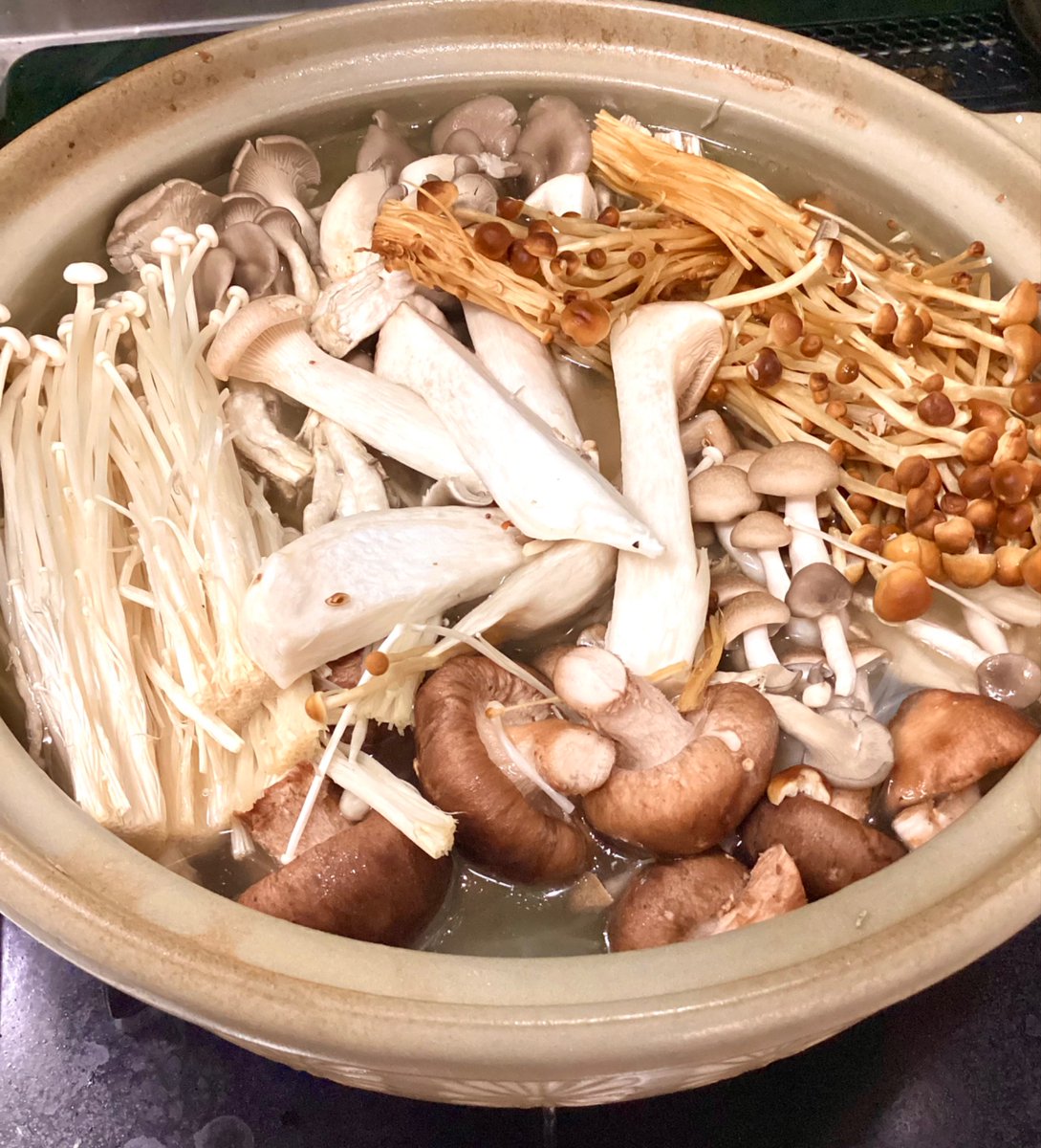 ekibasyanezu's tweet photo. ・6種類キノコのタイ風鍋。ザーサイ入り鶏つみれ、豚、アンガス牛バラ。
・黒瀬のブリ、アボカド。 https://t.co/SG6s8WrvIJ