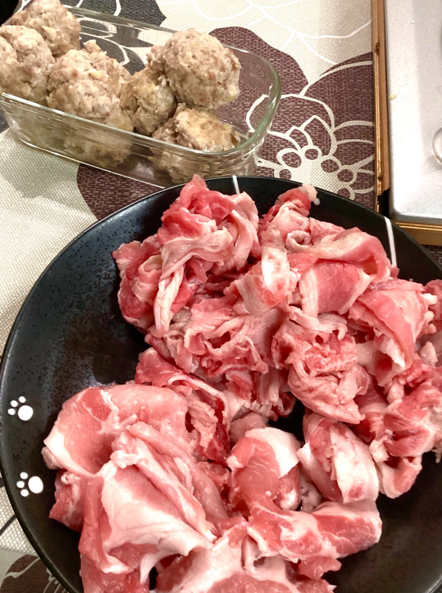ekibasyanezu's tweet photo. ・6種類キノコのタイ風鍋。ザーサイ入り鶏つみれ、豚、アンガス牛バラ。
・黒瀬のブリ、アボカド。 https://t.co/SG6s8WrvIJ