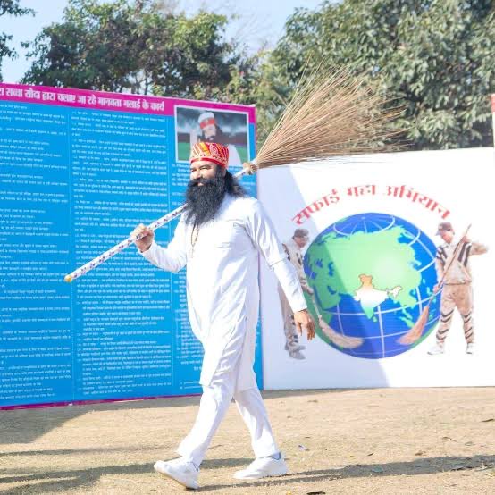 BasdeepKaur's tweet photo. 7 अगस्त 2026 को राजस्थान के संगरिया में सेवादार उन्हें संगरिया मानवता भलाई केंद्र लेकर आए, जहाँ उन्हें भोजन, देखभाल और इलाज मिला। बाद में उनके परिवार का पता माधवपुर, कानपुर (उत्तर प्रदेश) में लगाया गया और उन्हें अपने परिजनों से मिलवा दिया गया| #Insaniyat
#HumanityRestored https://t.co/2bjCpIC4F5