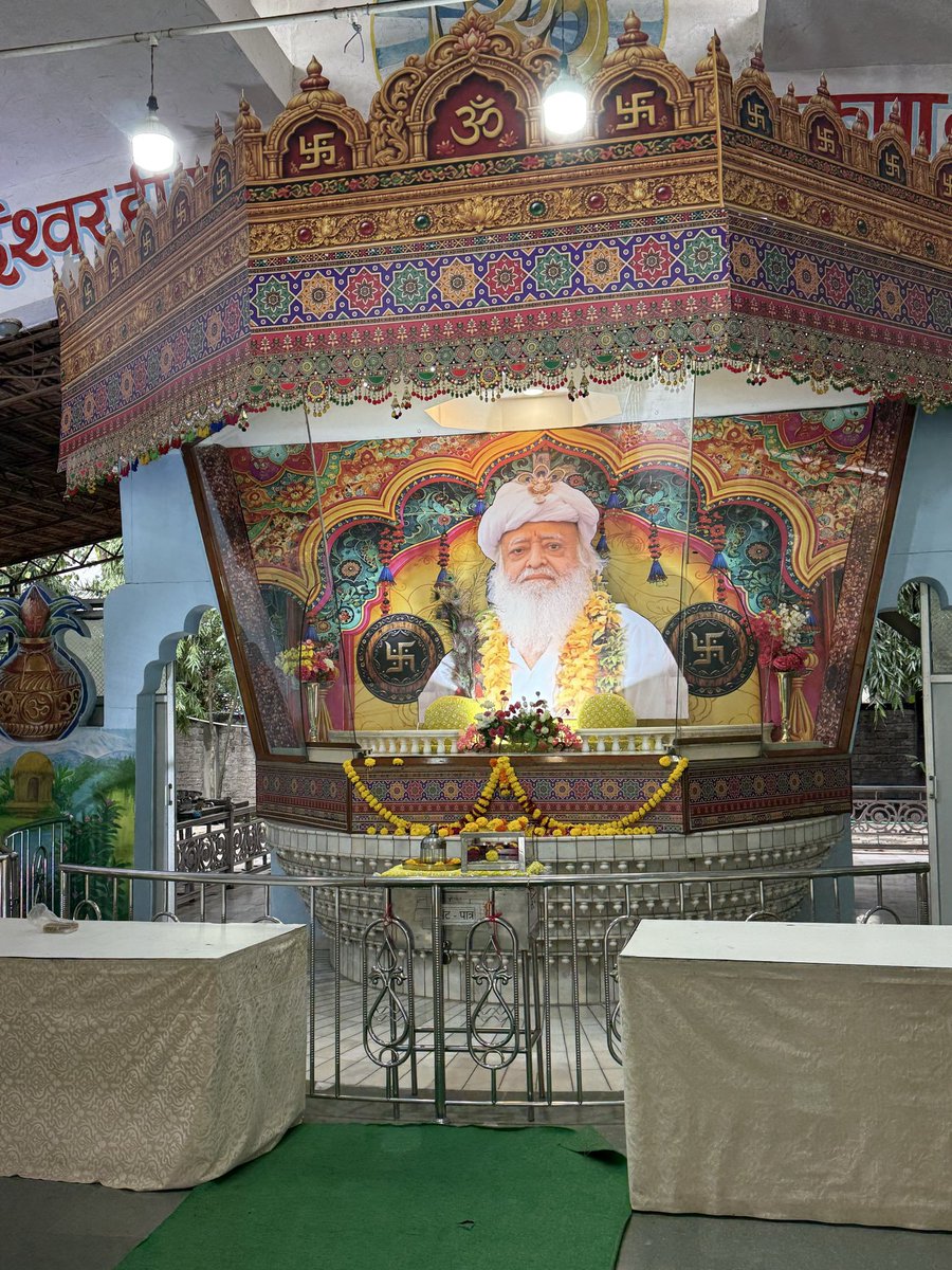 Ravil2fk's tweet photo. @Asharamjibapu__ Sant Shri Asharamji Bapu भगवान का नाम लेना कर्मकांड नहीं,भीतर से निकली पुकार है। यह मनुष्य को मोह, विकार और पतन से बचाकर भगवान की शरण में ले जाता है।
#AsharamjiBapuQuotes https://t.co/sLdbfhdplw